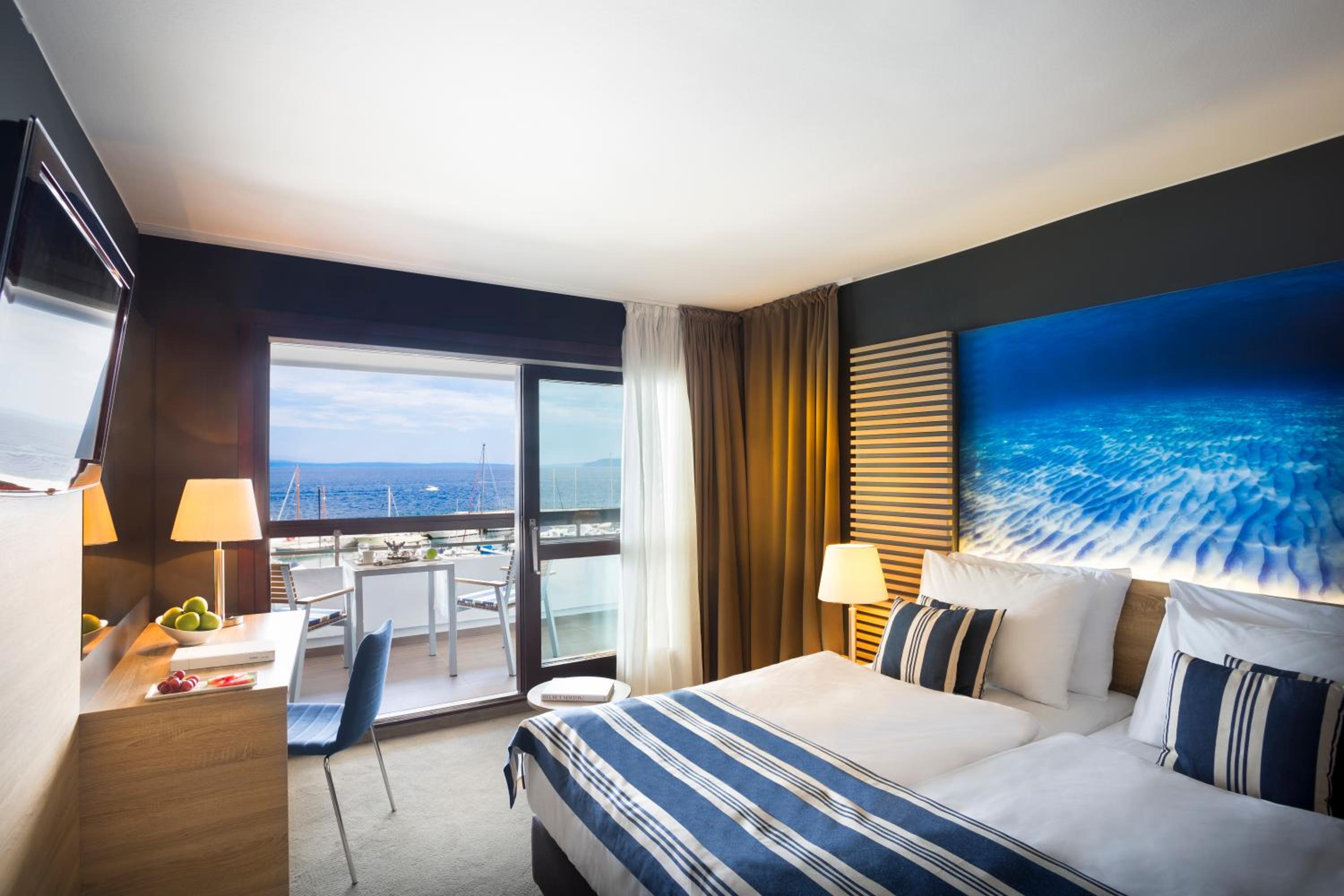 Superior Twin Room with Sea View and Sofa Bed photo 2