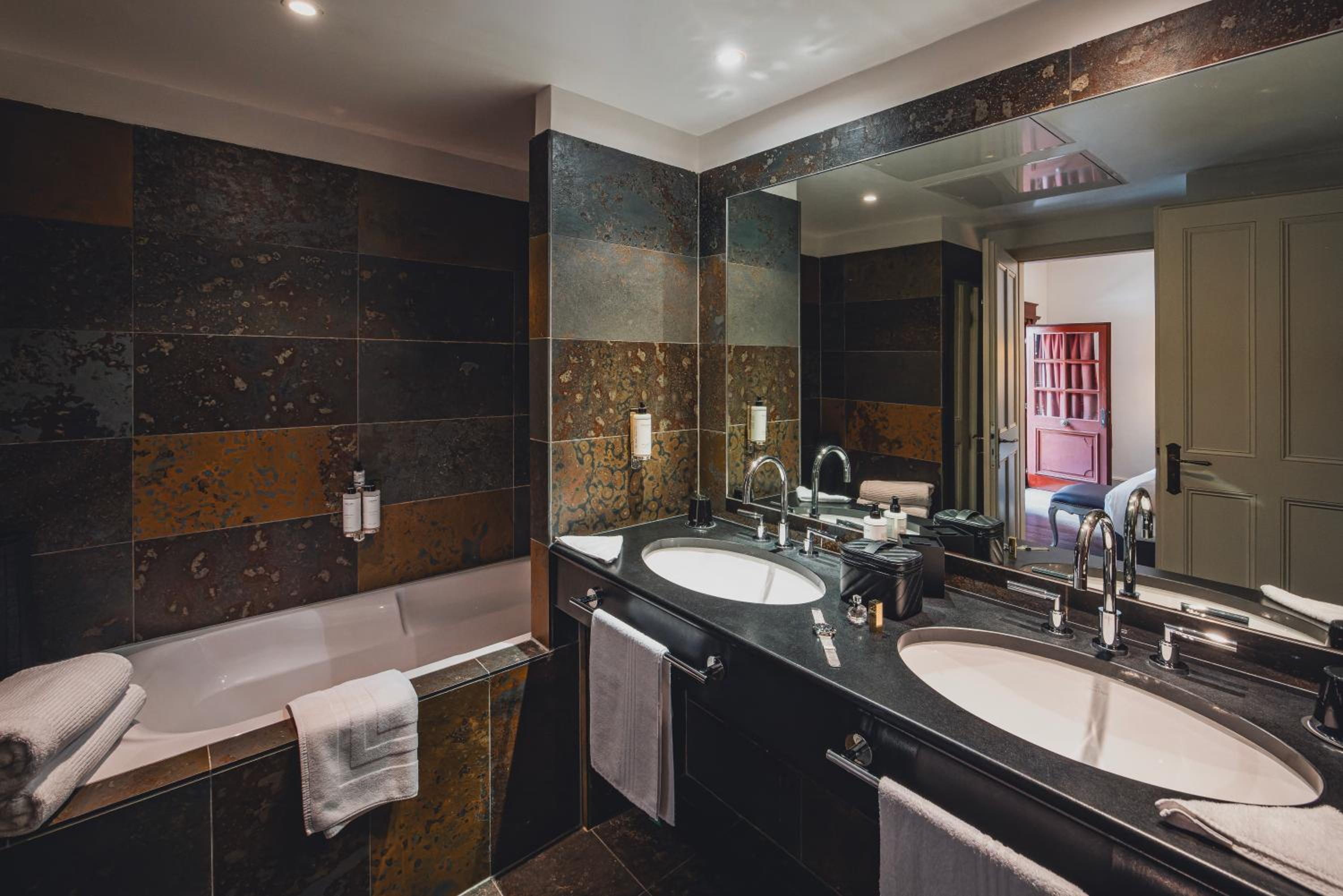 Prestige Room with Queen Bed or Twin Beds - Photo 2