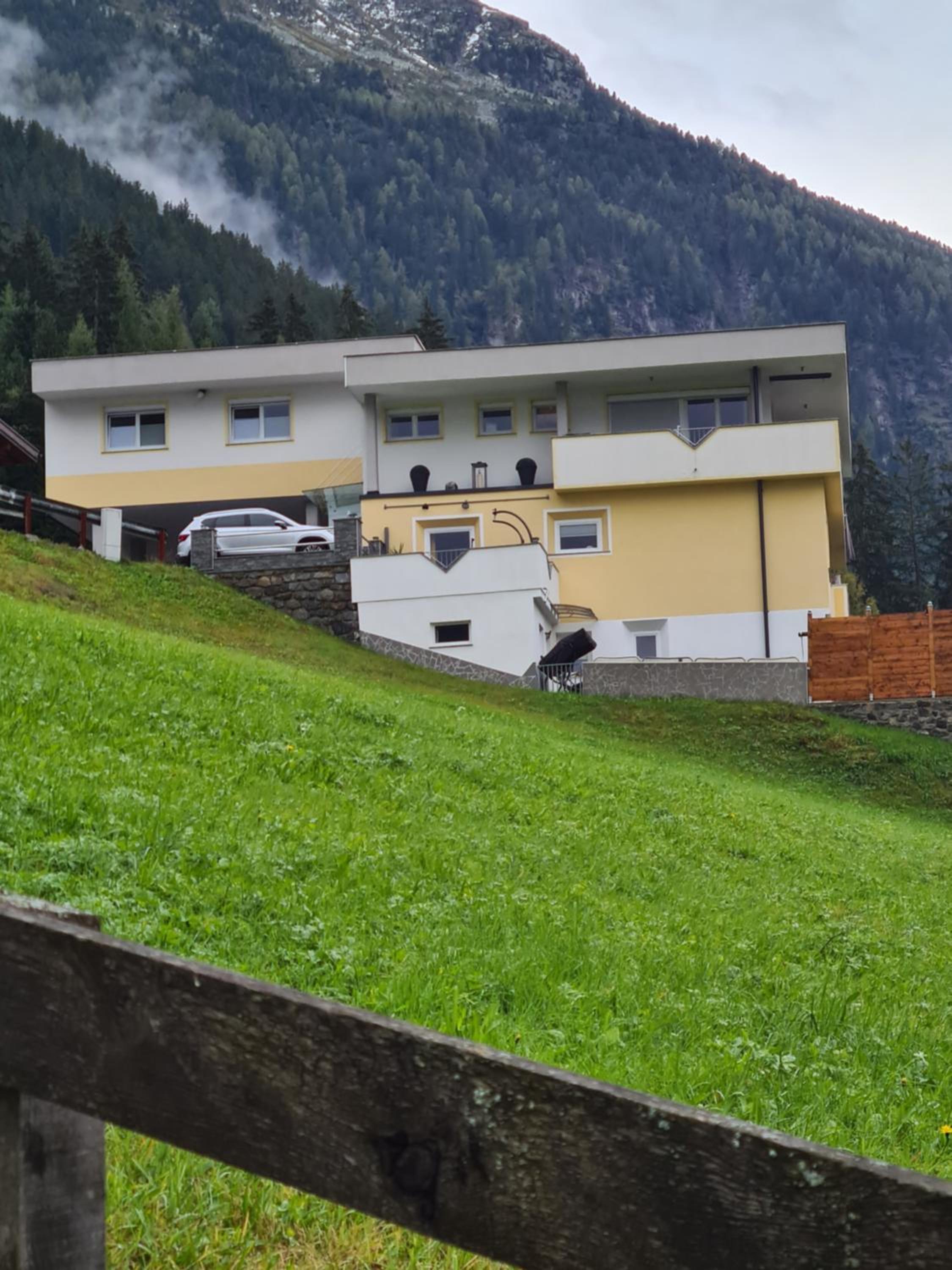 Two-Bedroom Apartment with Mountain View photo 3