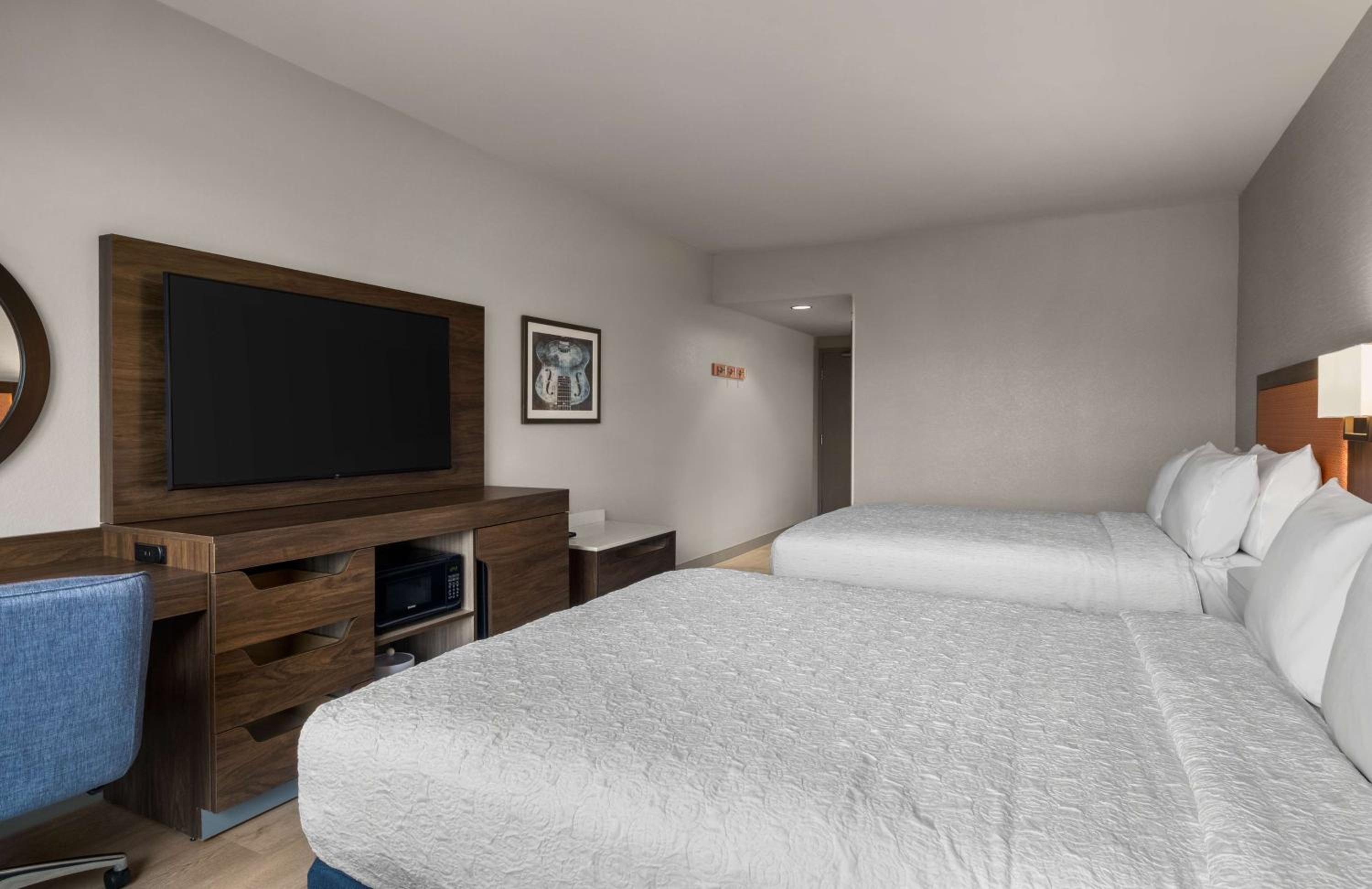 Queen Room with Two Queen Beds - Photo 6