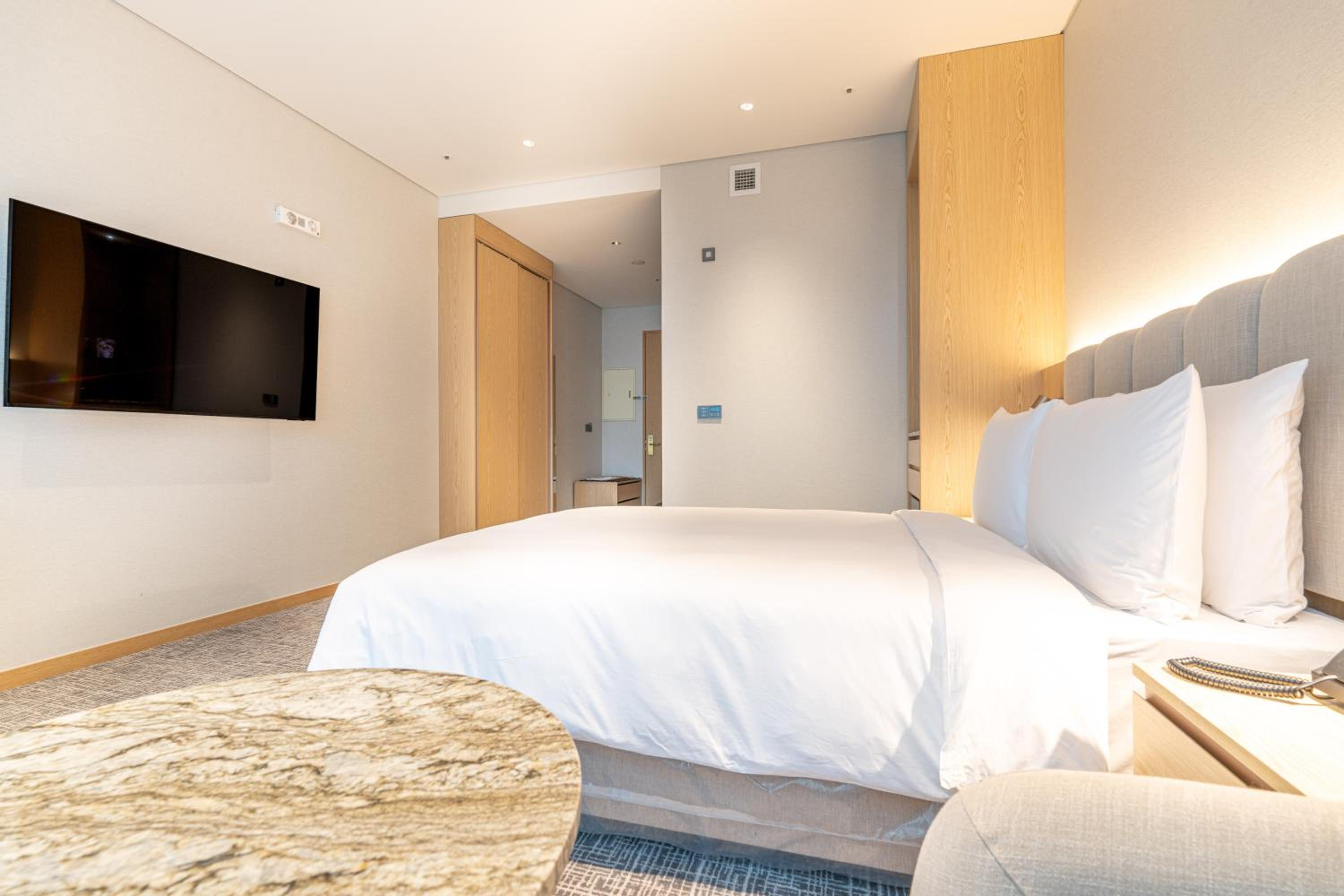 King Room with Roll-In Shower - Disability Access photo 3