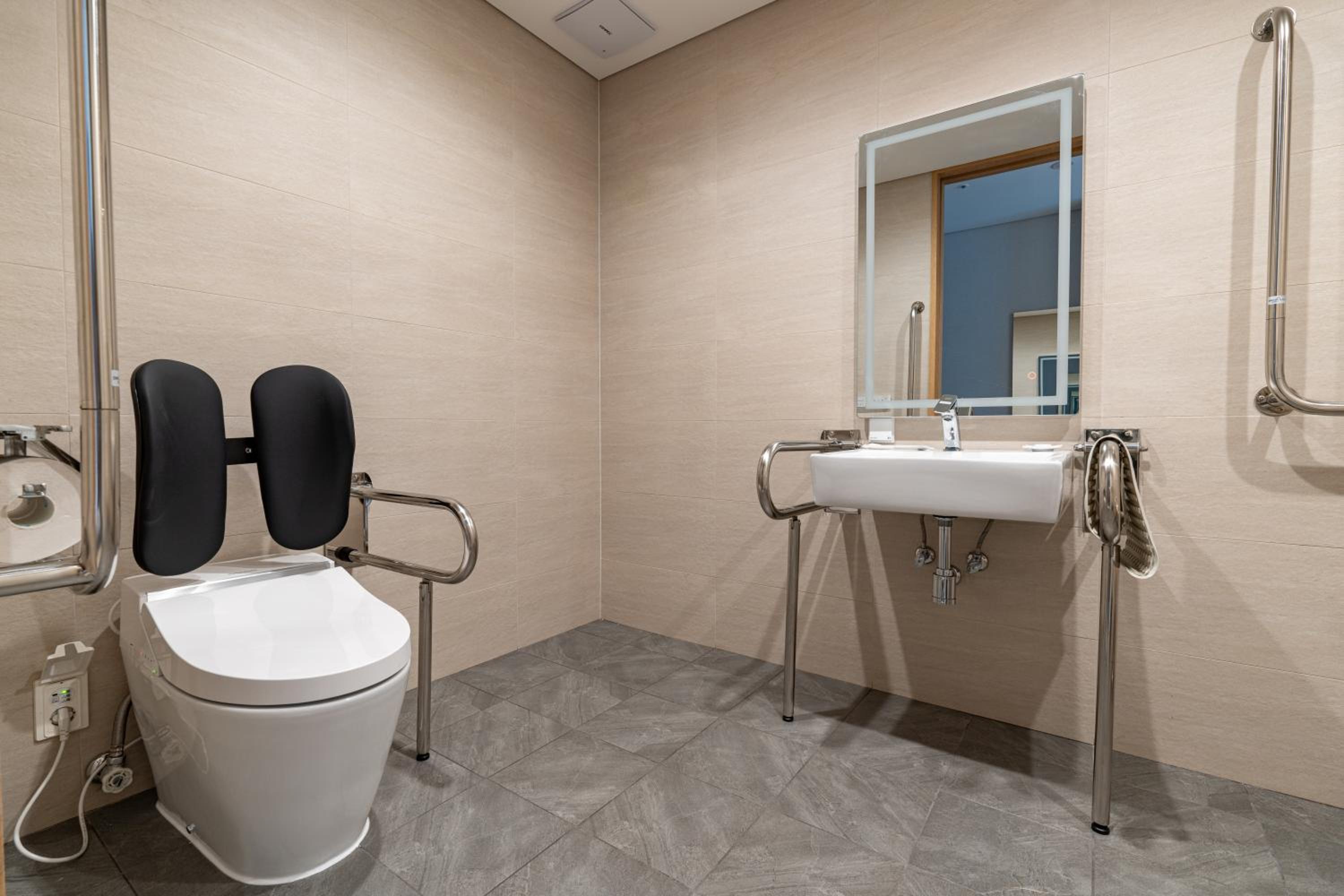 King Room with Roll-In Shower - Disability Access photo 2