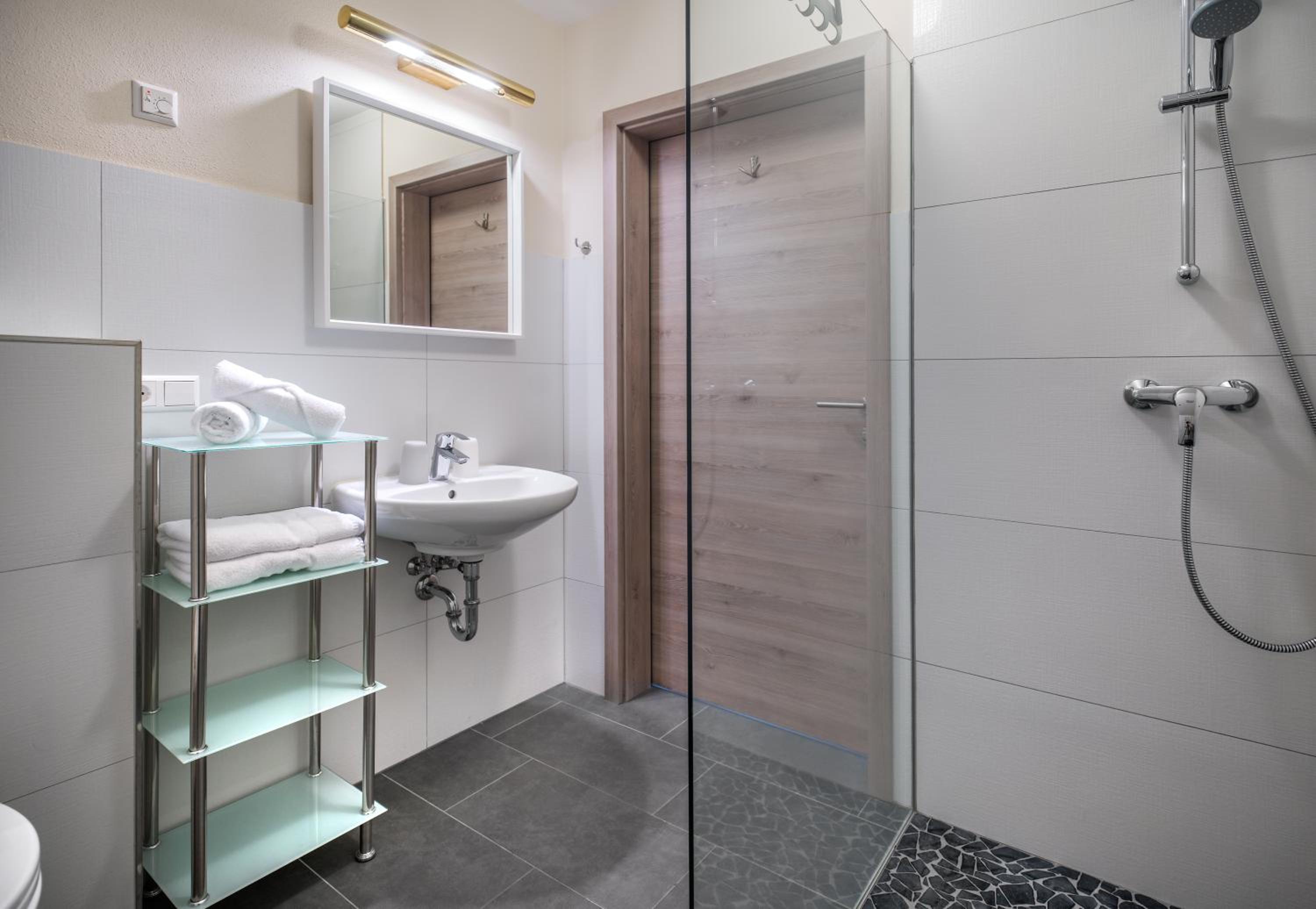 One-Bedroom Apartment - Photo 2