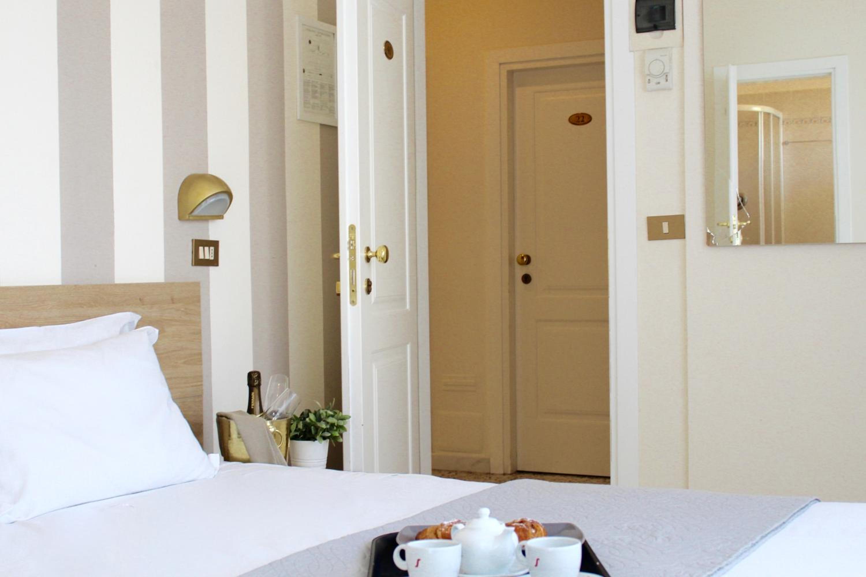 Double Room - Photo 11