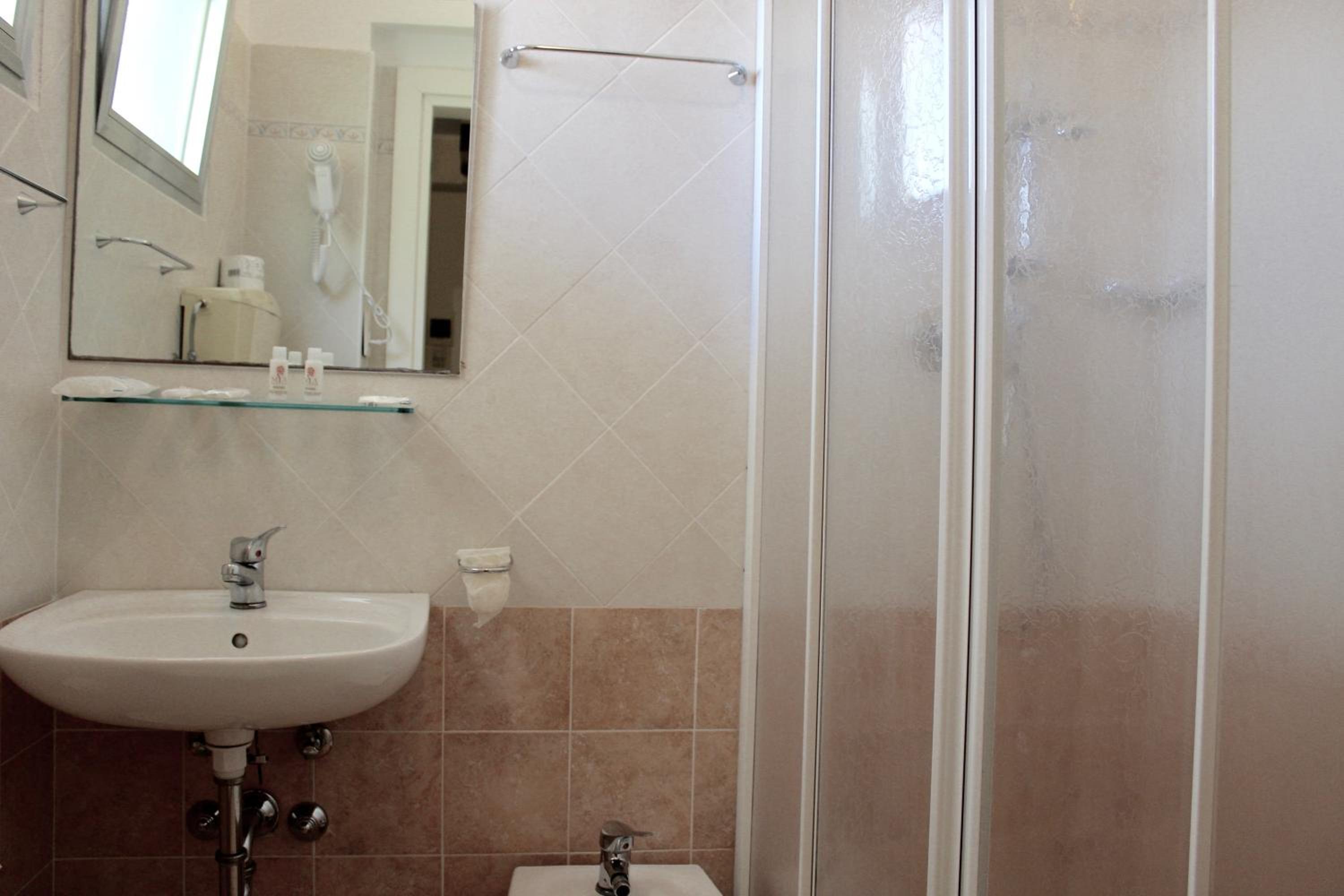 Double Room - Photo 6