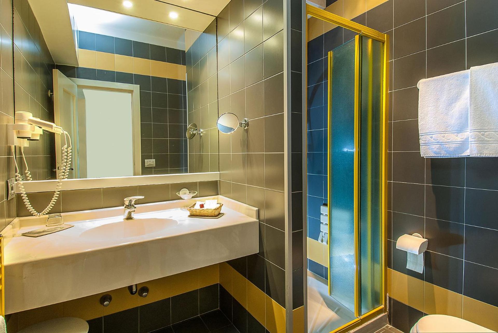 Standard Double or Twin Room with Sea View - Photo 4