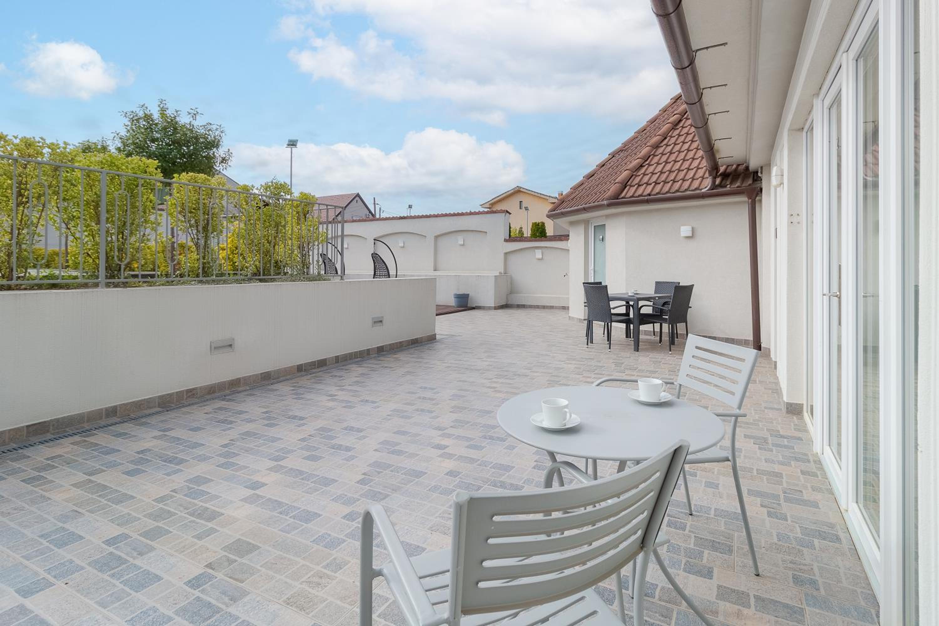 Apartment with Terrace - Photo 8