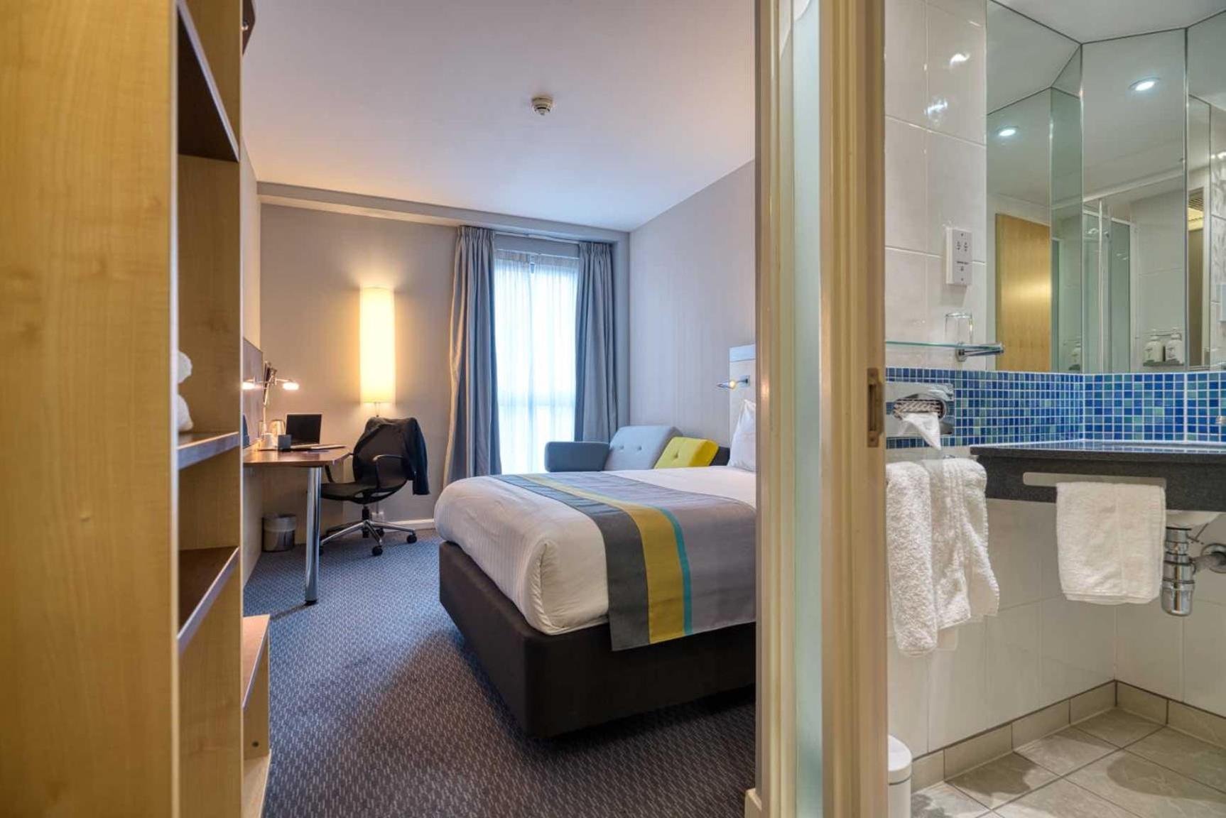 Standard Double Room with Free Hot Breakfast - Photo 2