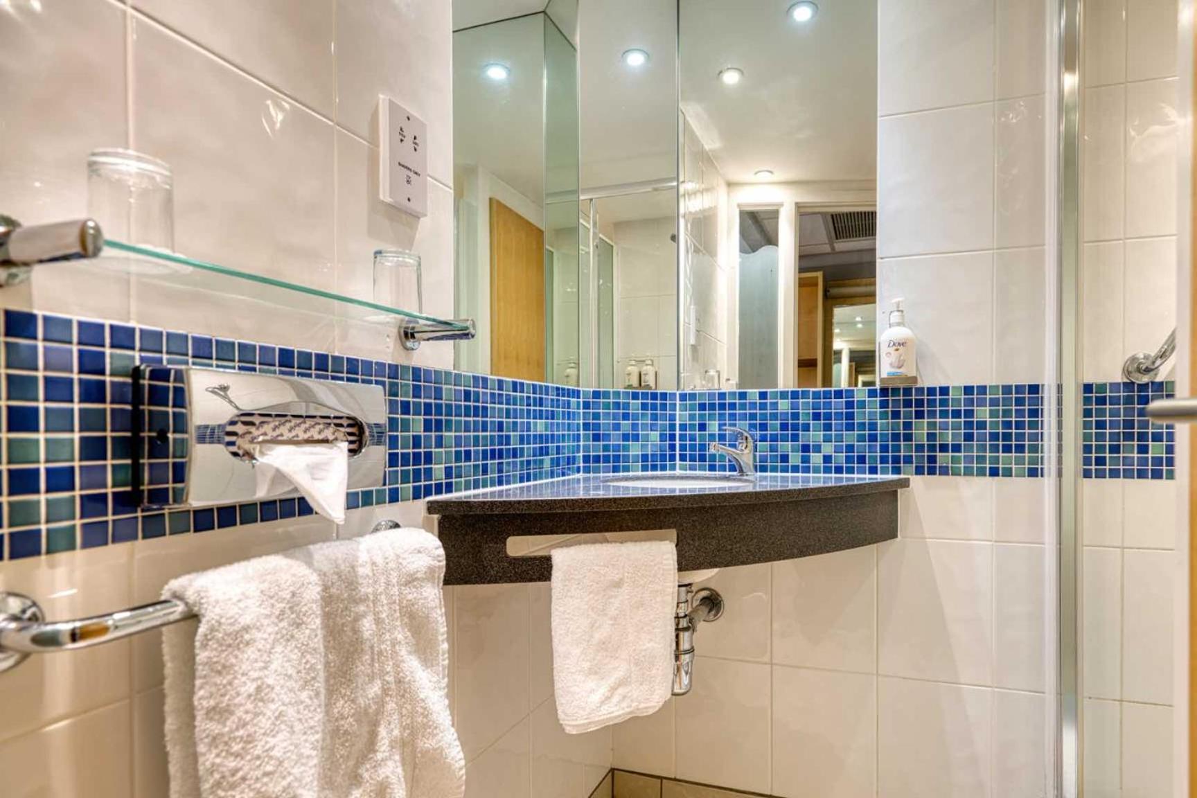 Standard Twin Room with Free Hot Breakfast - Photo 3