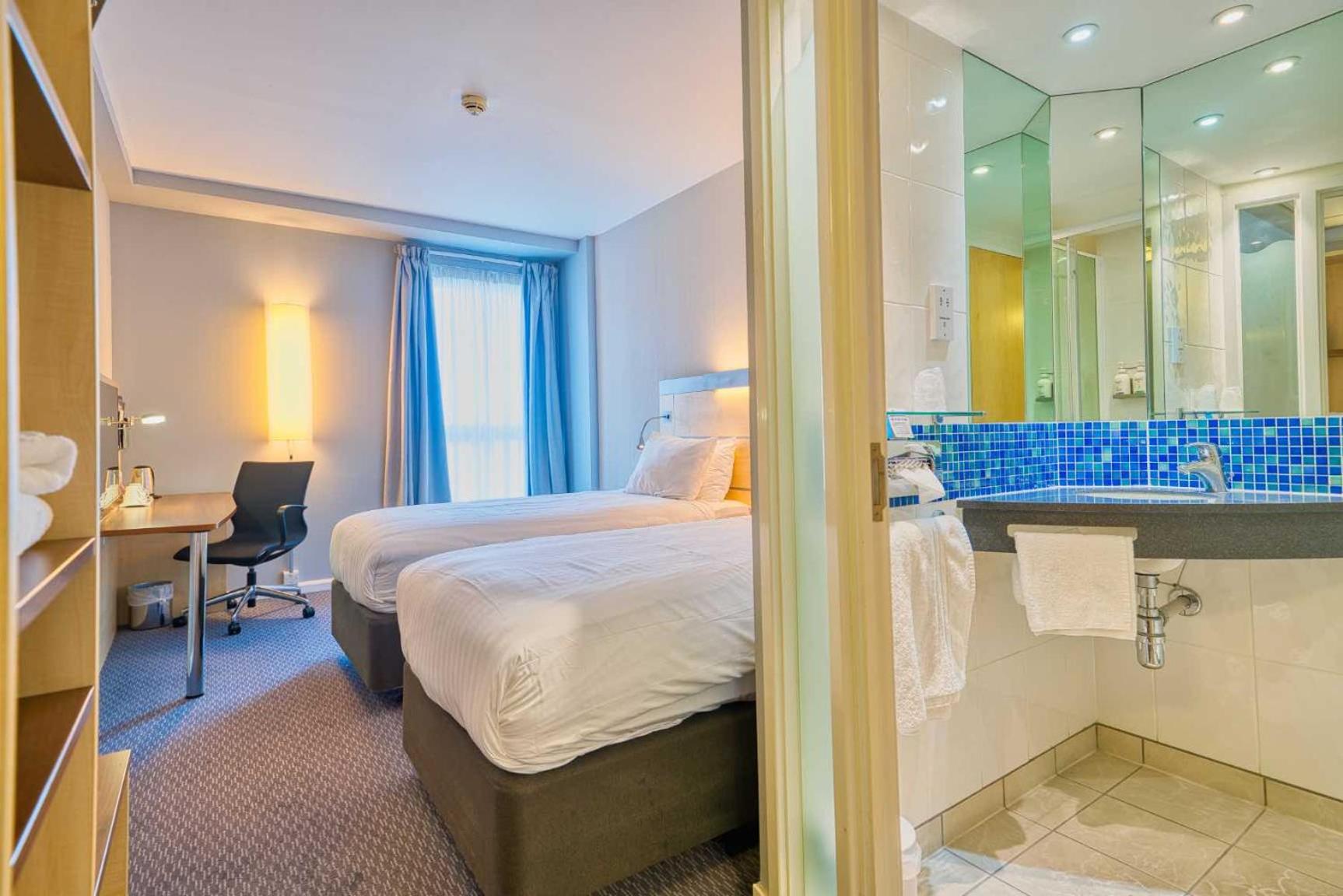 Standard Twin Room with Free Hot Breakfast - Photo 7
