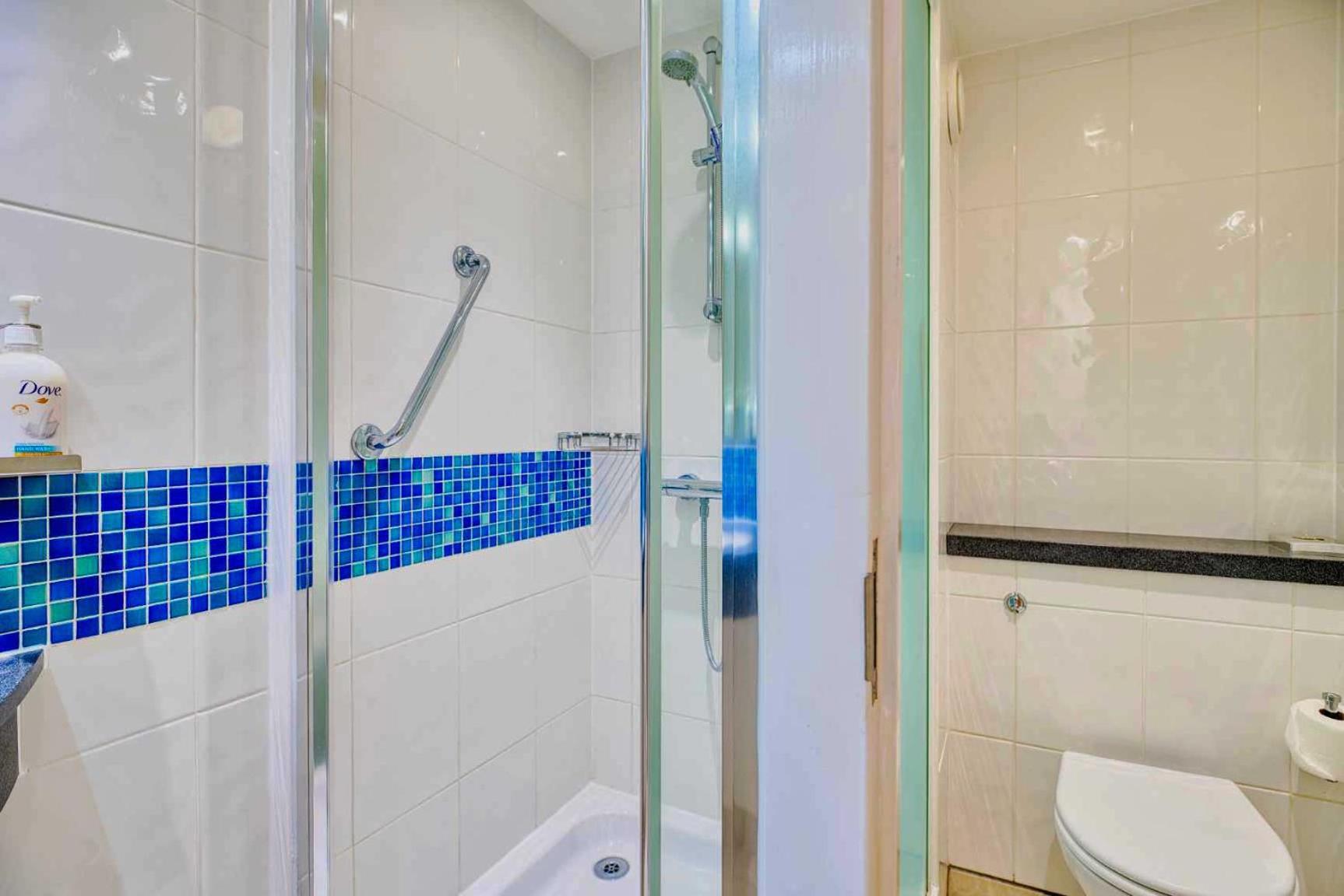 Standard Twin Room with Free Hot Breakfast - Photo 4