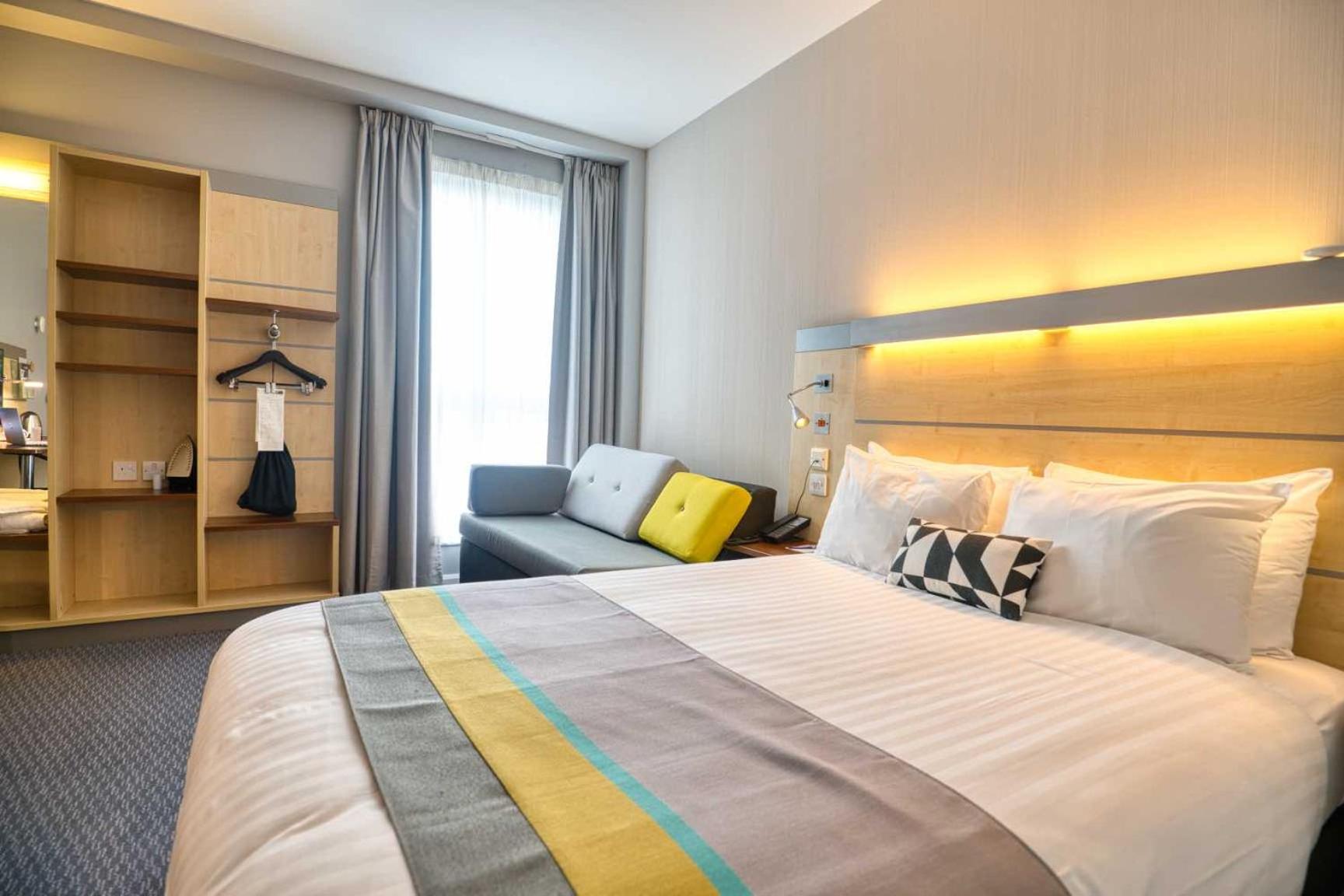 Standard Double Room with Free Hot Breakfast - Photo 3