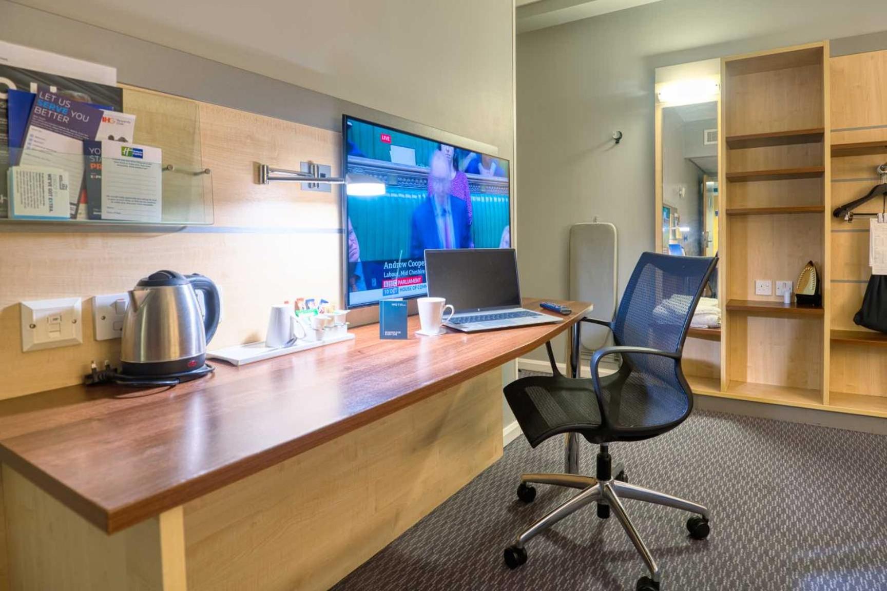Standard Twin Room with Free Hot Breakfast - Photo 10