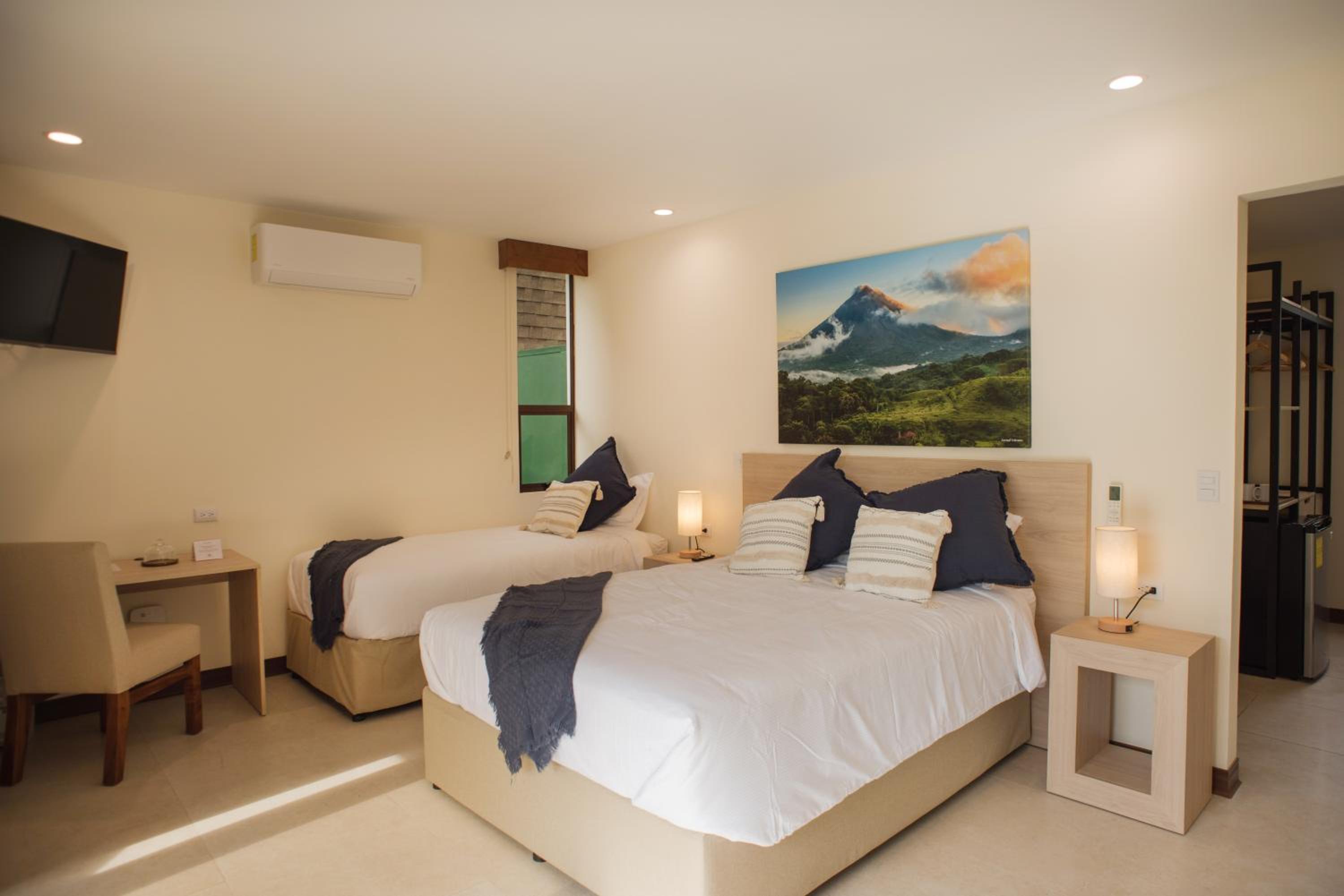 Habitación Triple con Vista al Jardín