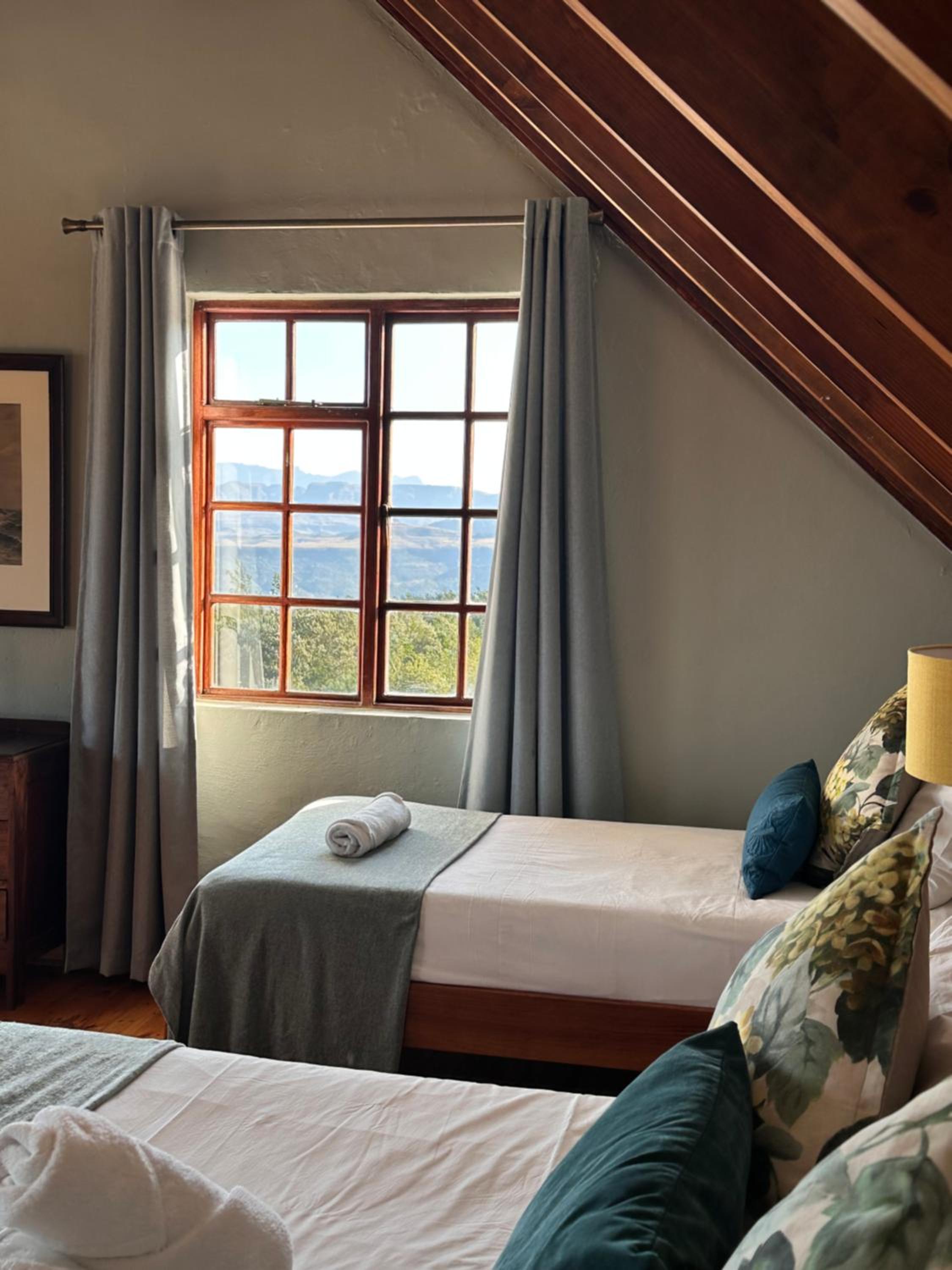 Upstairs Superior Triple sleeper with spacious sitting area - Photo 1