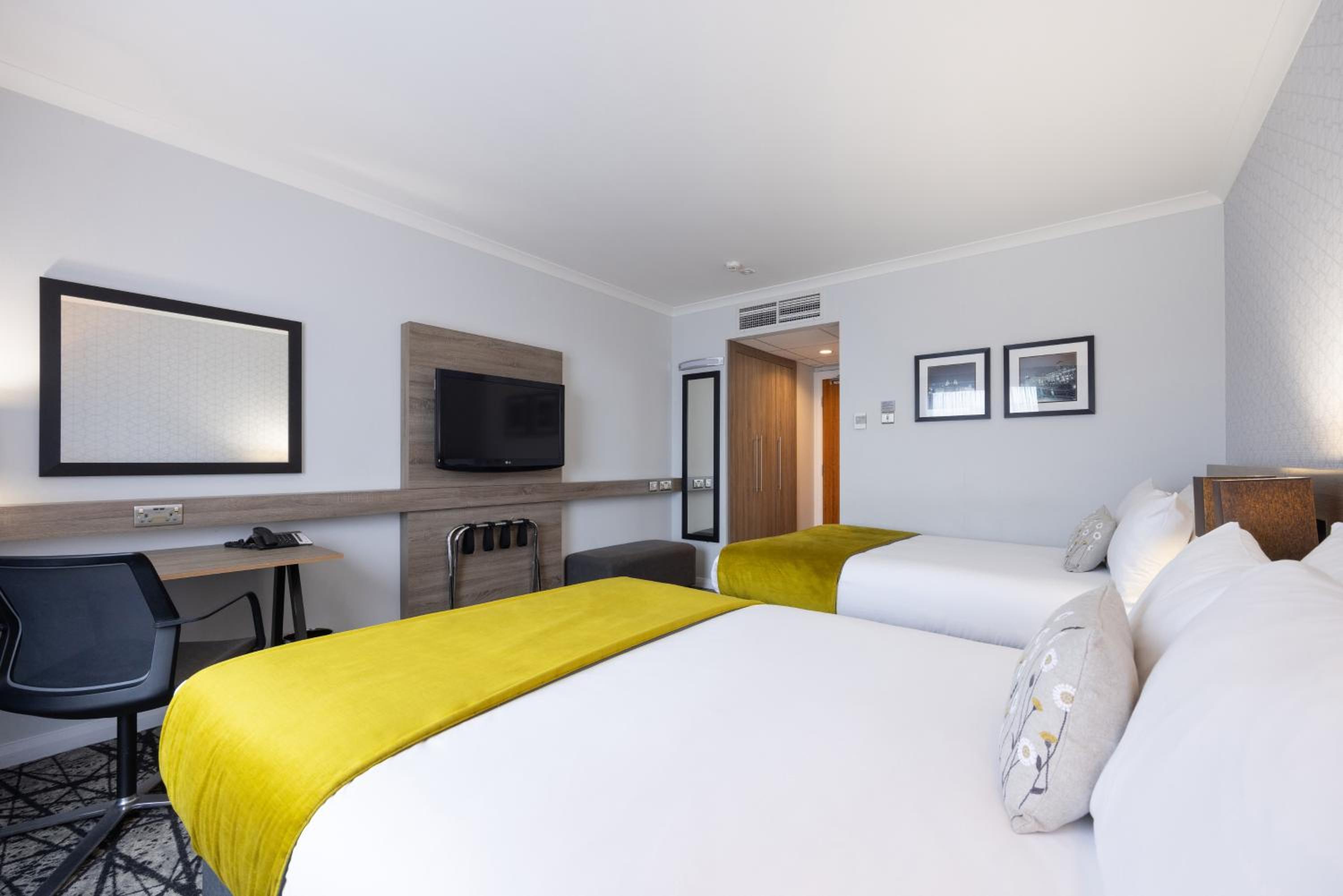 Standard Double Room with Two Double Beds - Photo 2