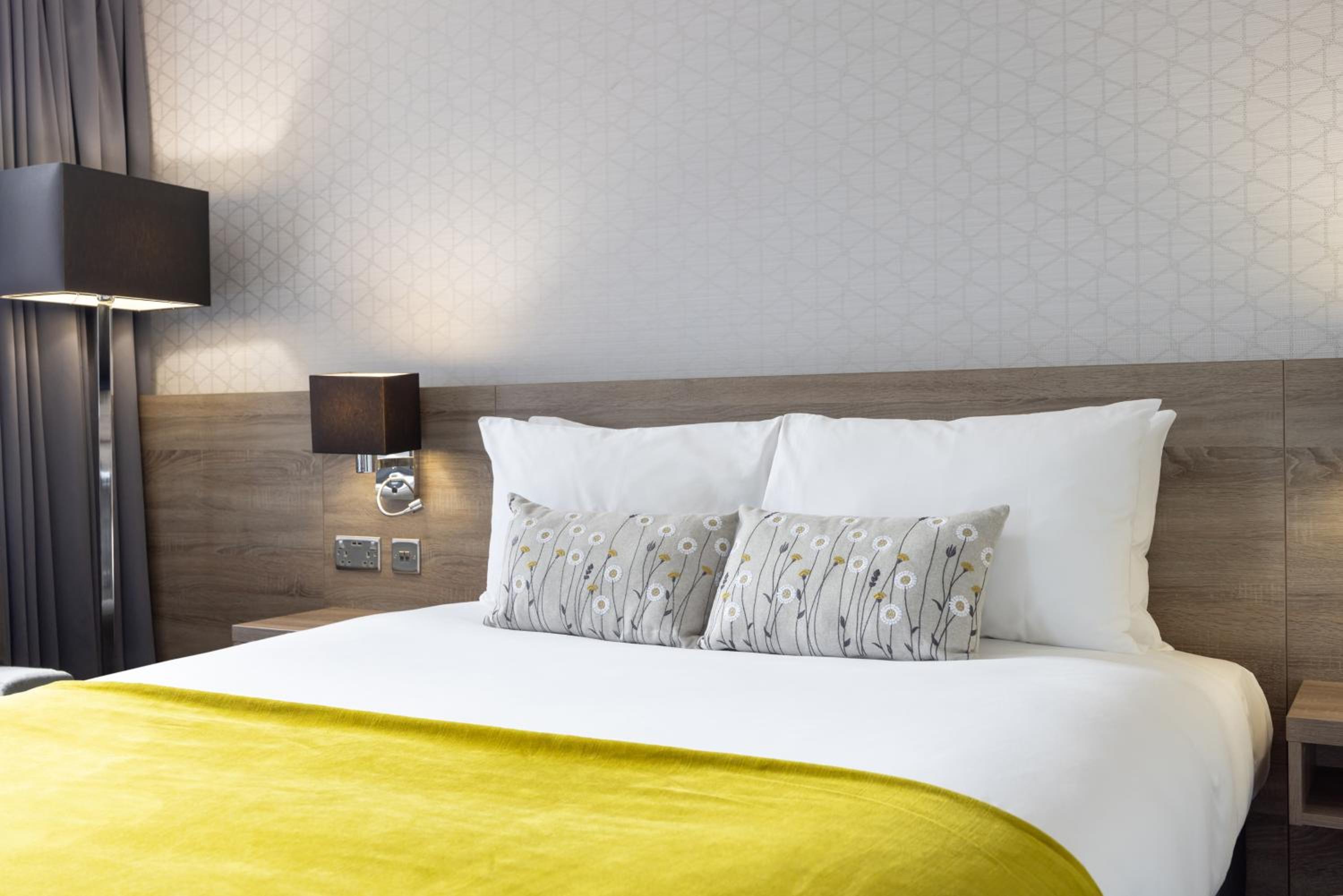 Standard Queen Room with Waterfront View - Photo 1
