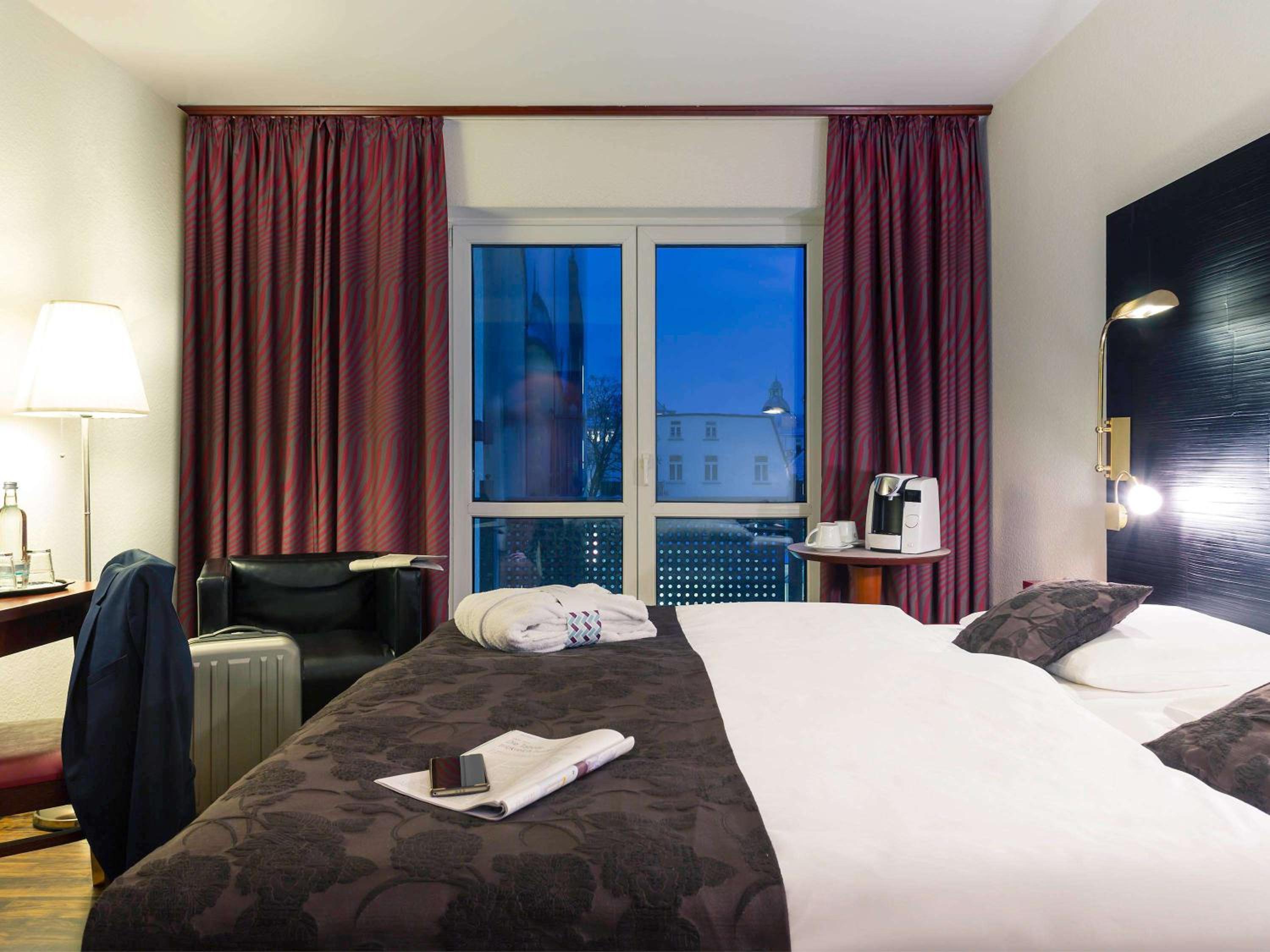 Classic King Room with Courtyard View - Photo 9