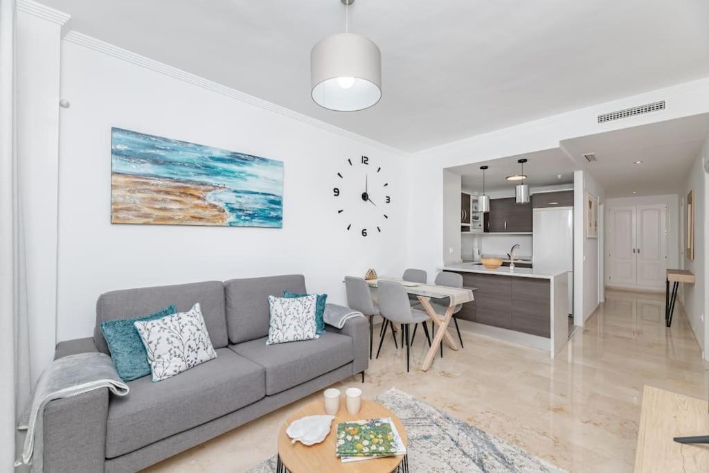Apartamento de dos habitaciones con terraza y vista al mar