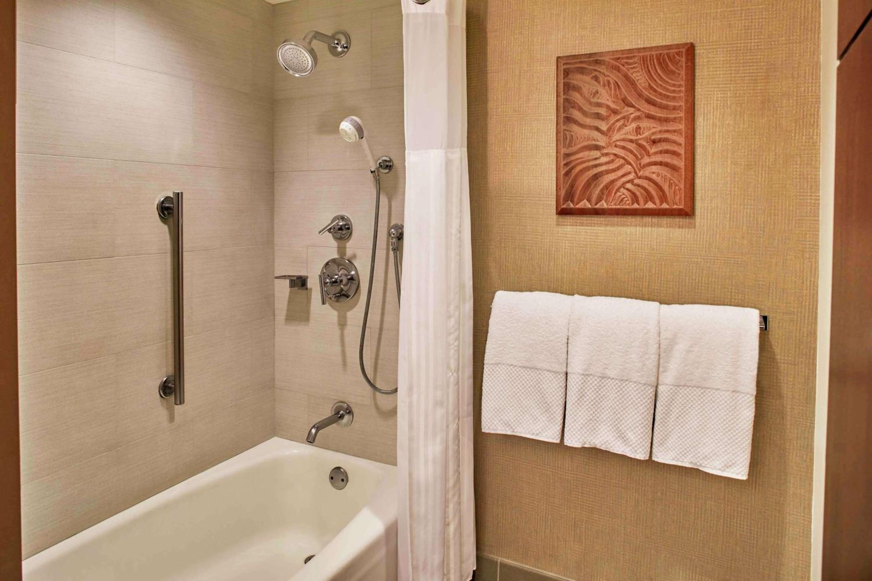 Ali'i Tower Partial Ocean View with King Bed photo 3