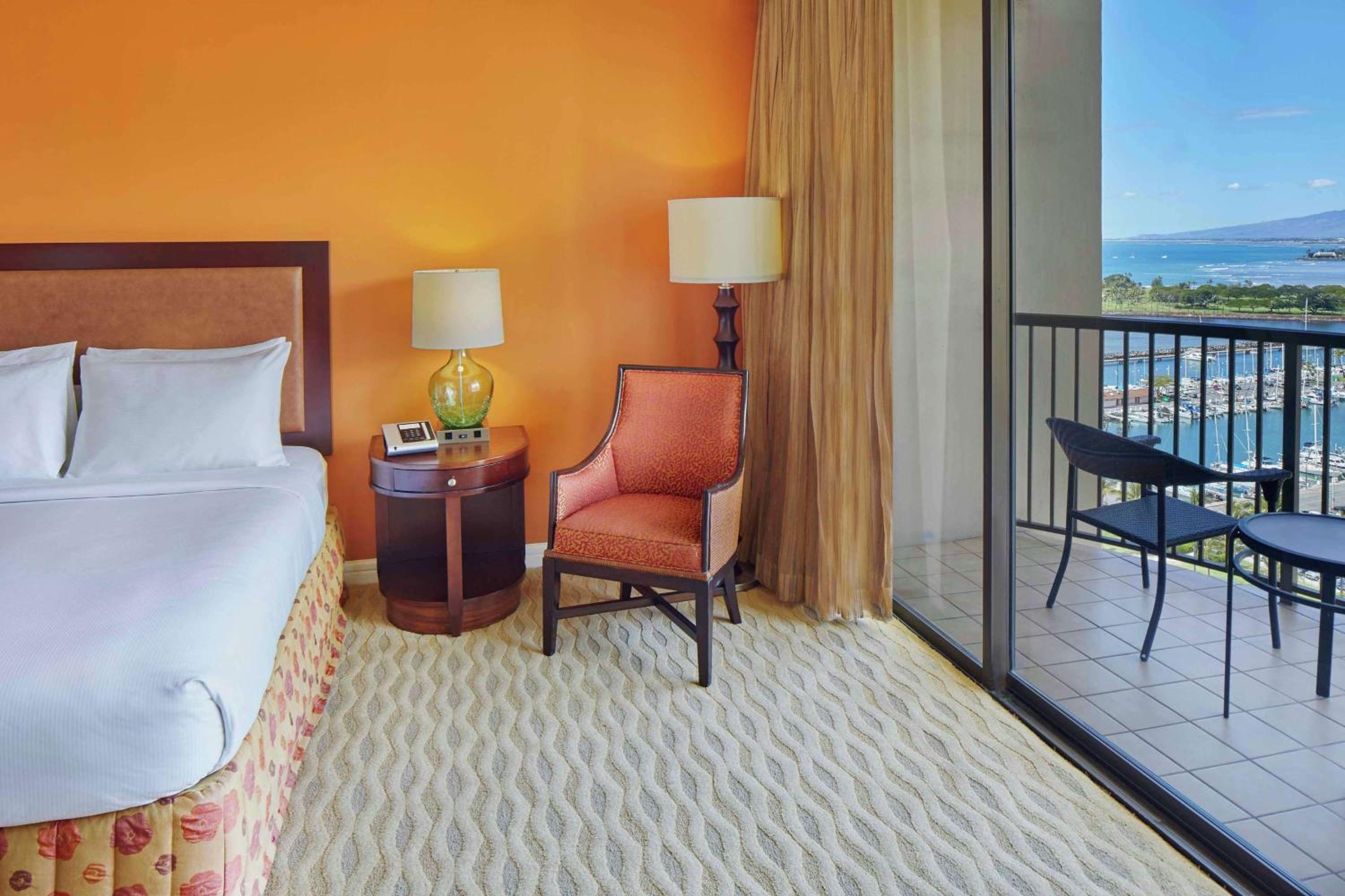 Rainbow Tower Lagoon View With One King Bed