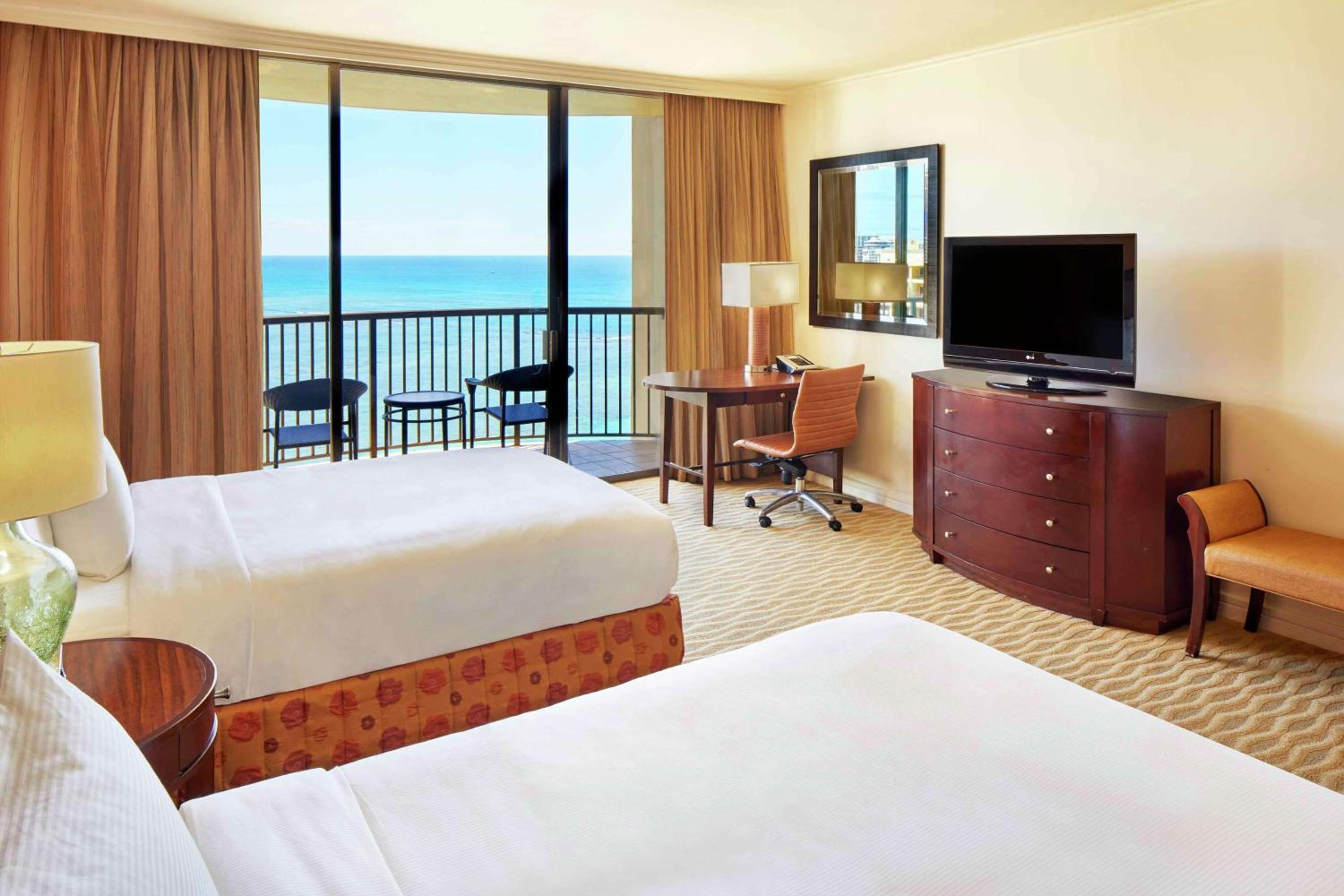 Rainbow Tower Ocean Front Two Double Beds - Mobility Accessible Tub