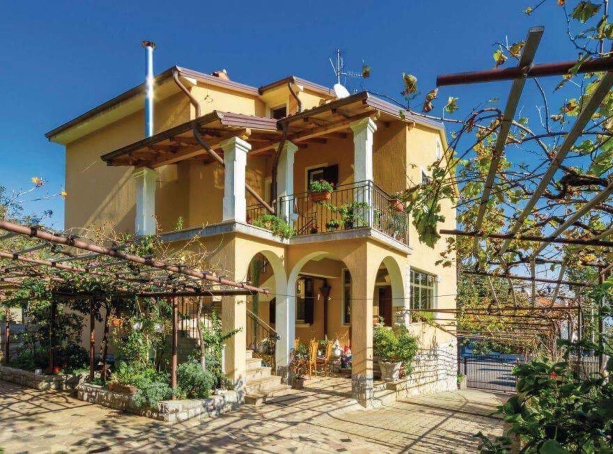 Three Bedroom Apartment With Terrace photo 3