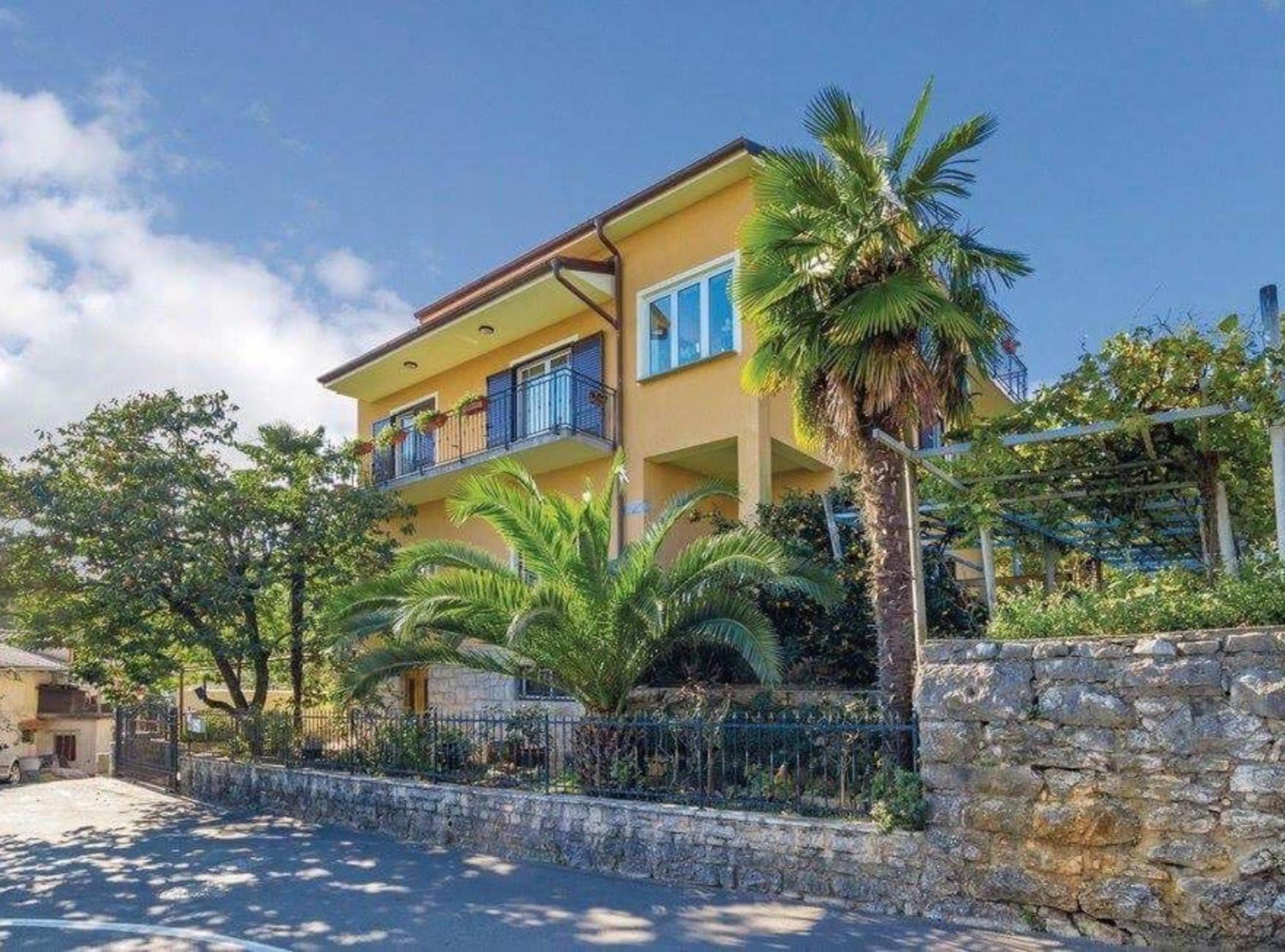 Three Bedroom Apartment With Terrace photo 2
