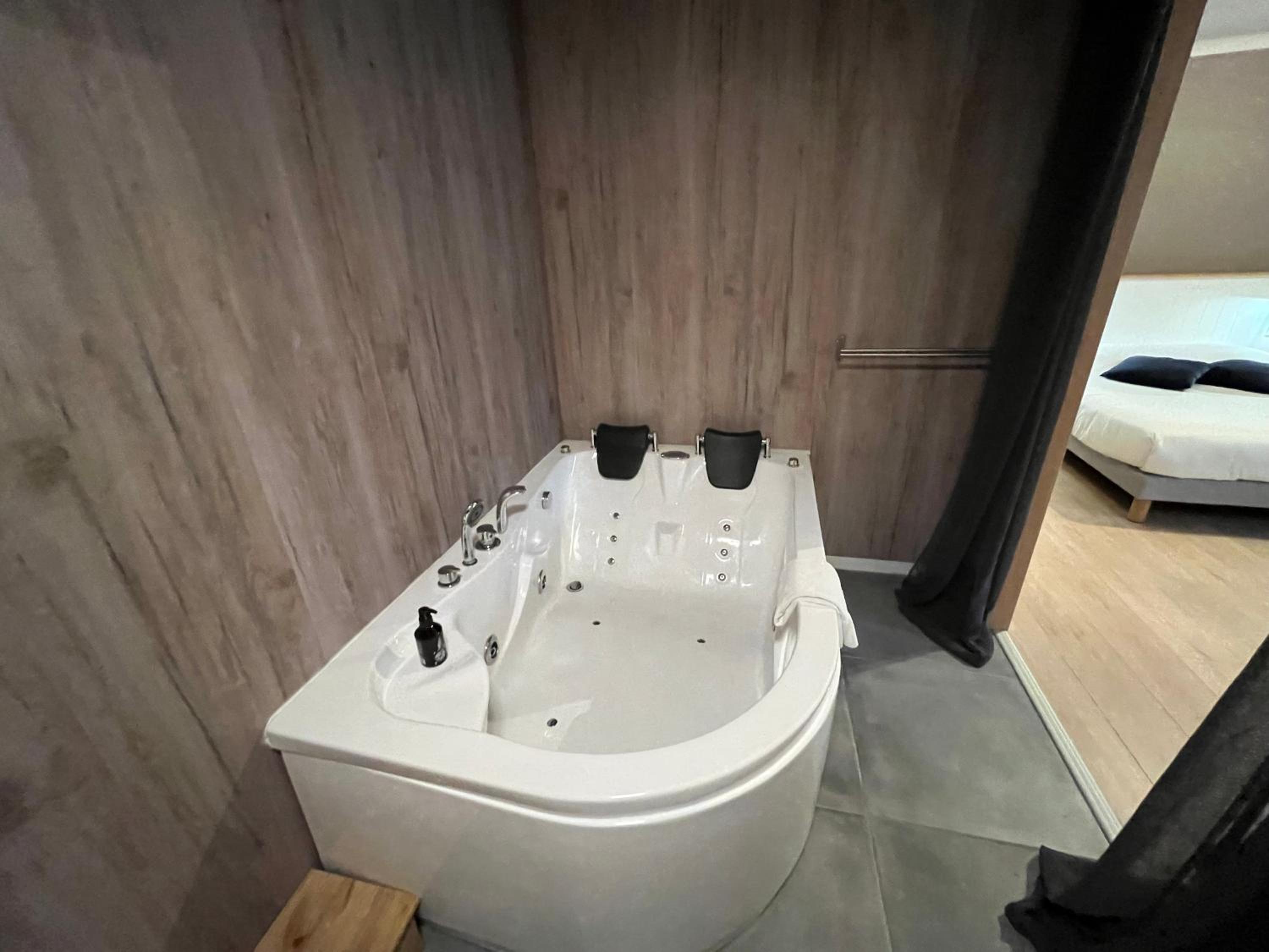 King Suite with Spa Bath photo 2