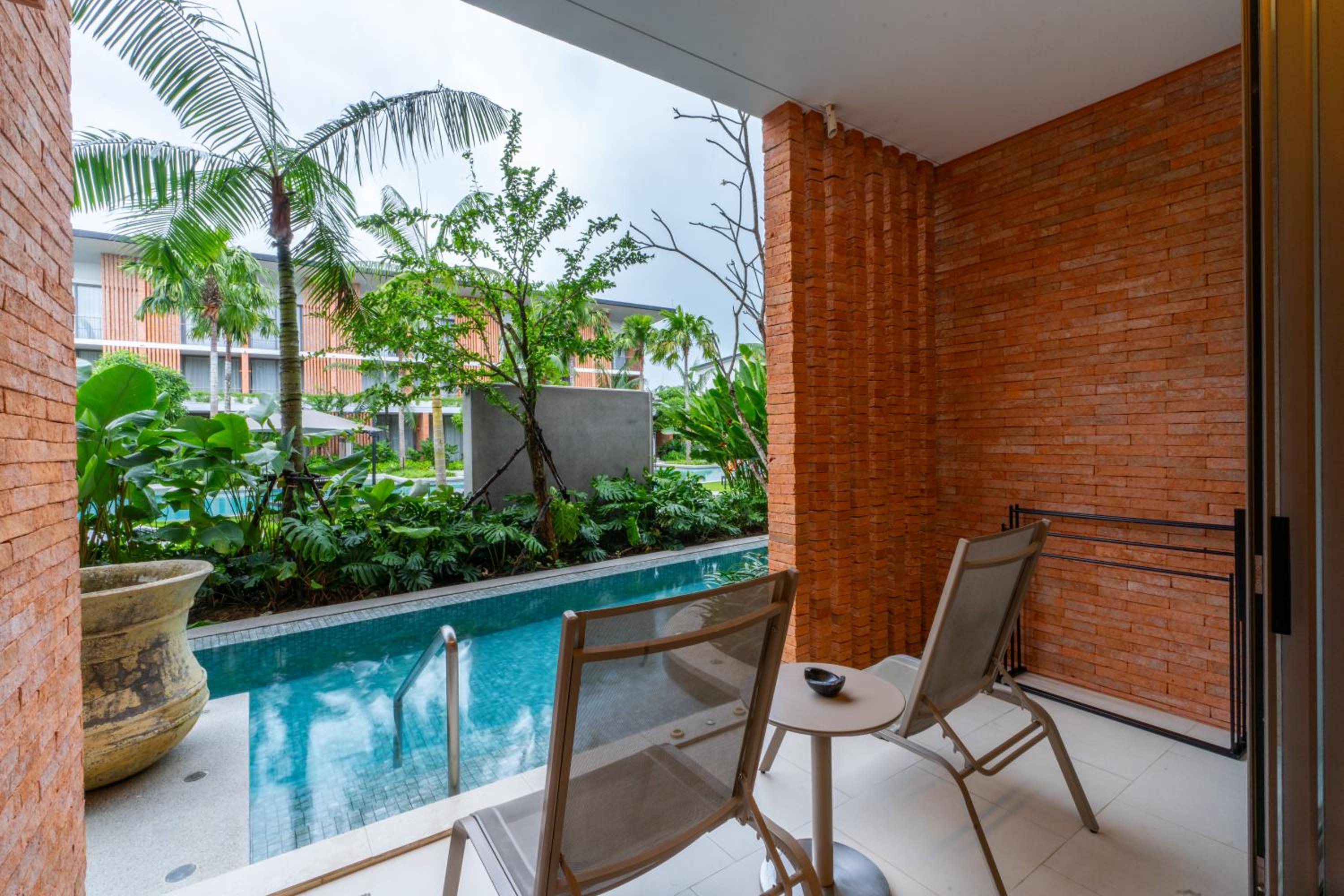 Deluxe King Room - Pool Access - Photo 7
