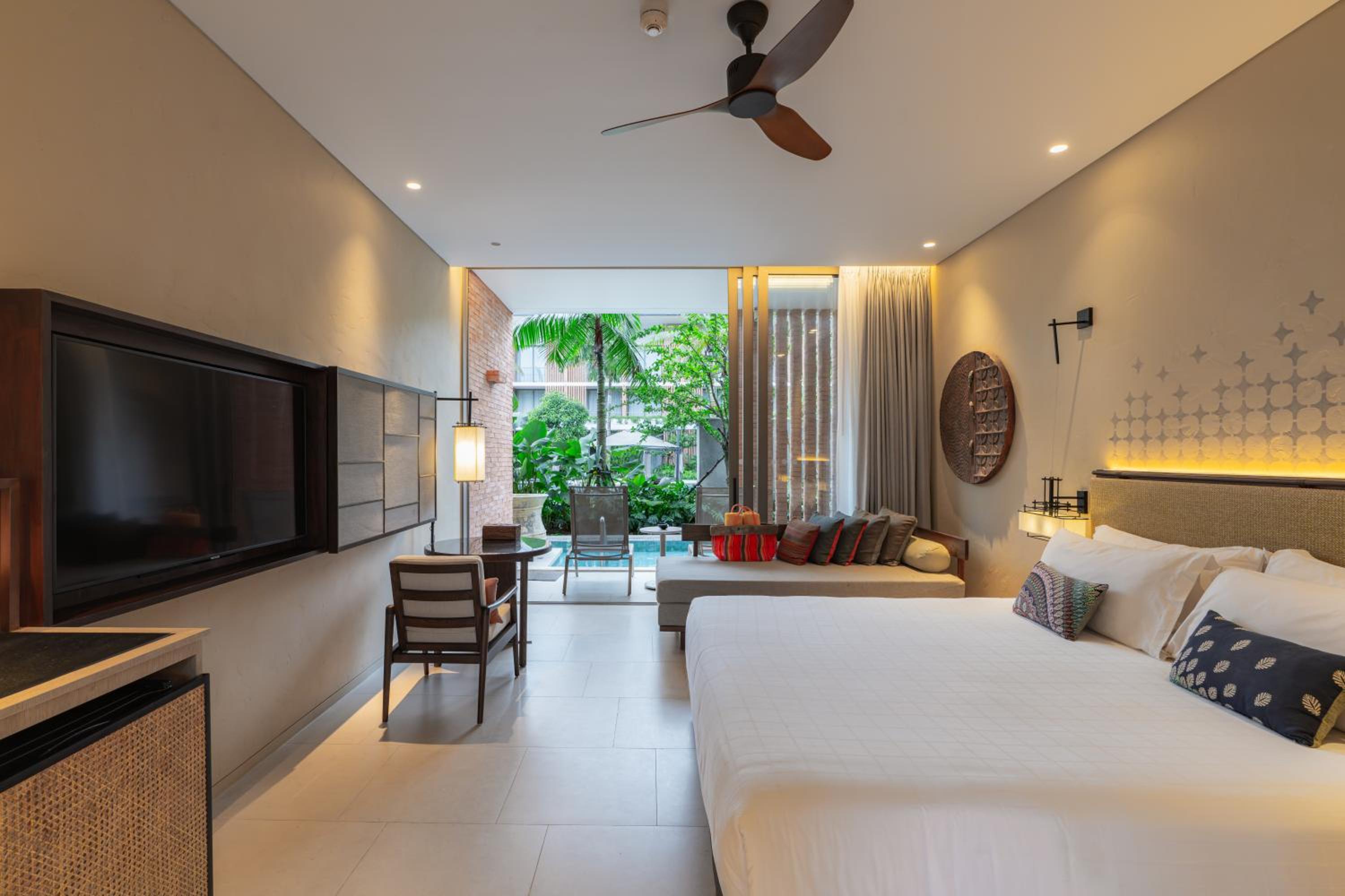 Deluxe King Room - Pool Access - Photo 8