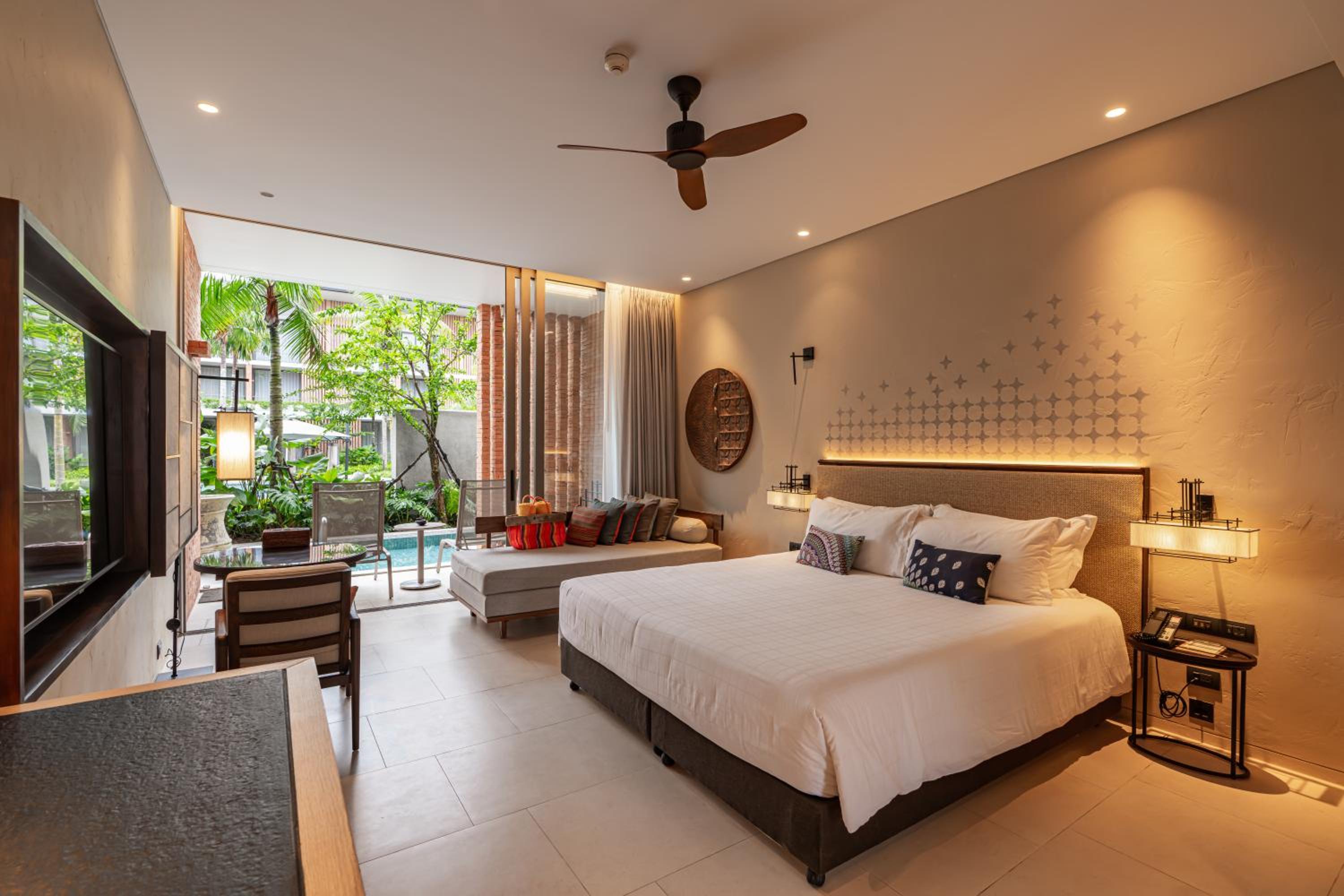 Deluxe King Room - Pool Access - Photo 1