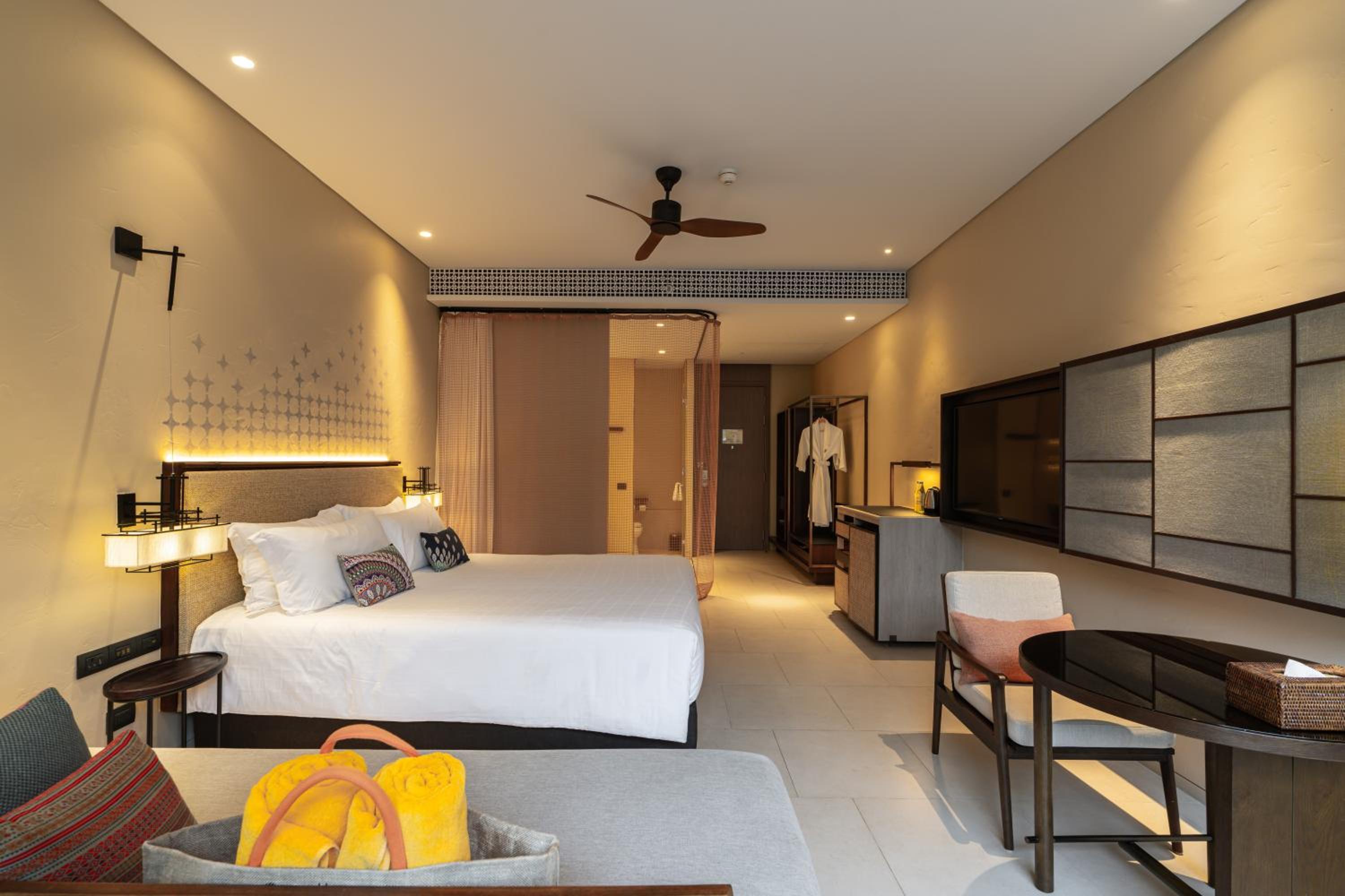 Deluxe King Room with Sea View - Photo 4