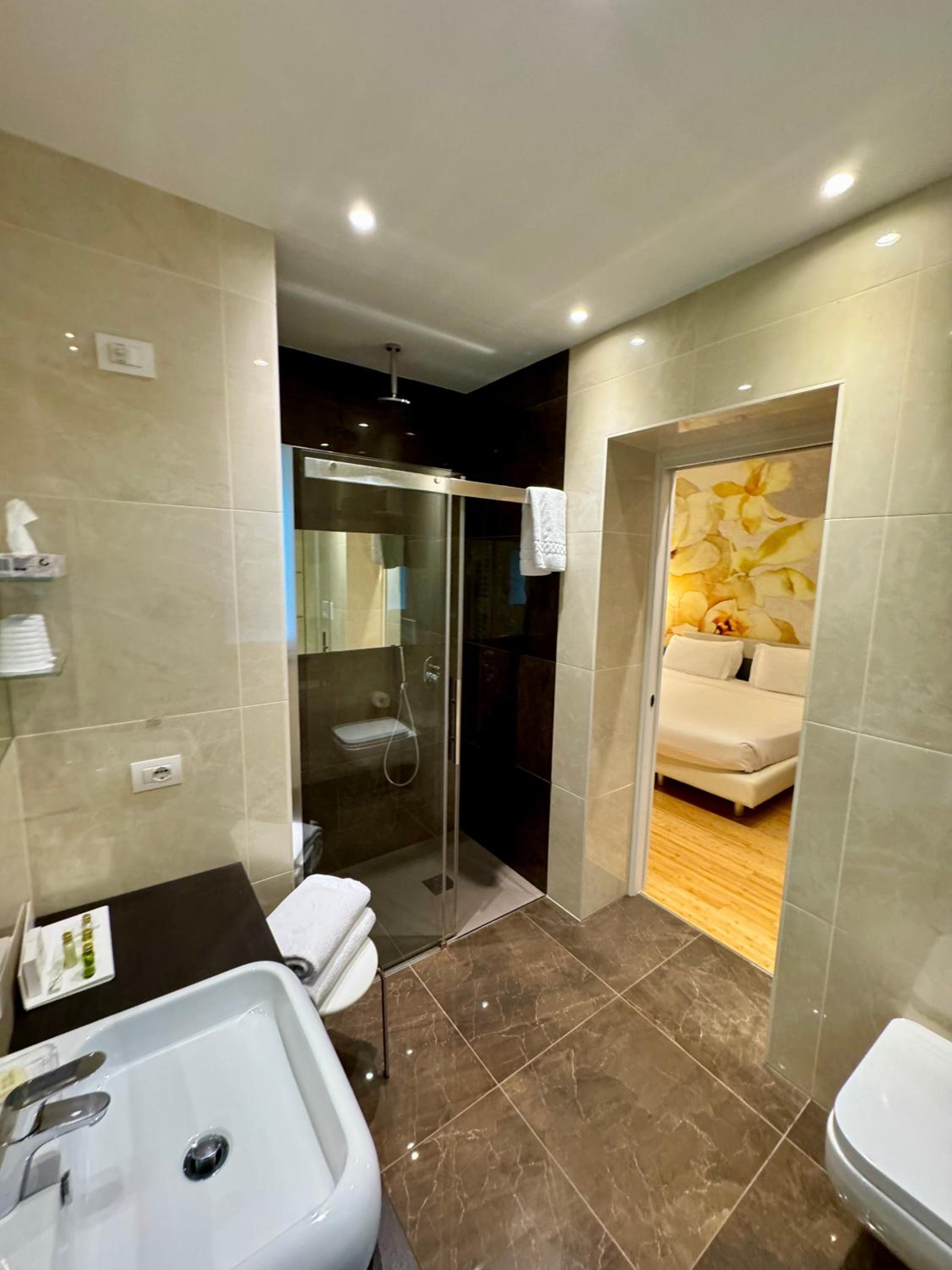 Classic Double Room - Photo 11