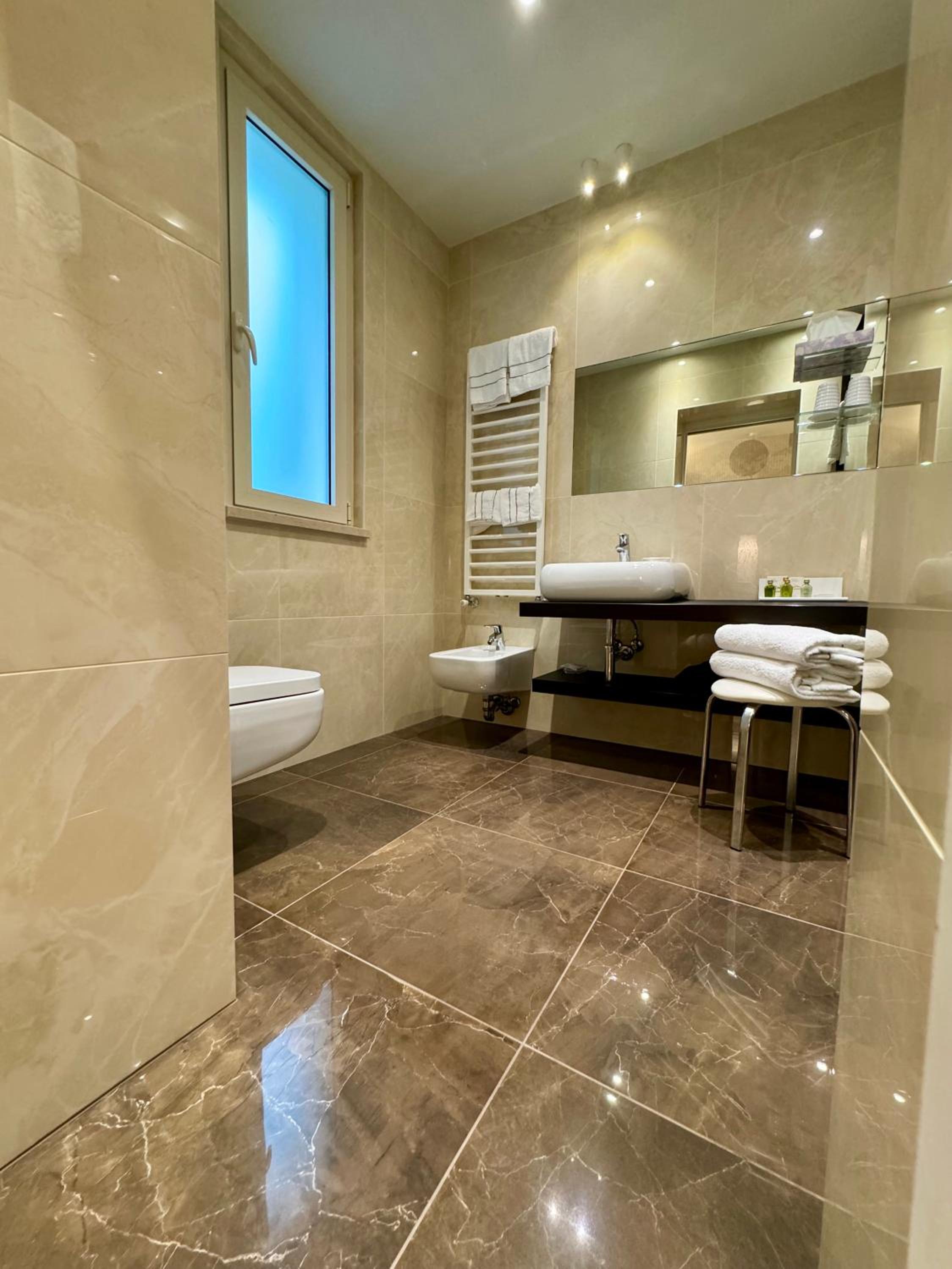 Classic Double Room - Photo 12