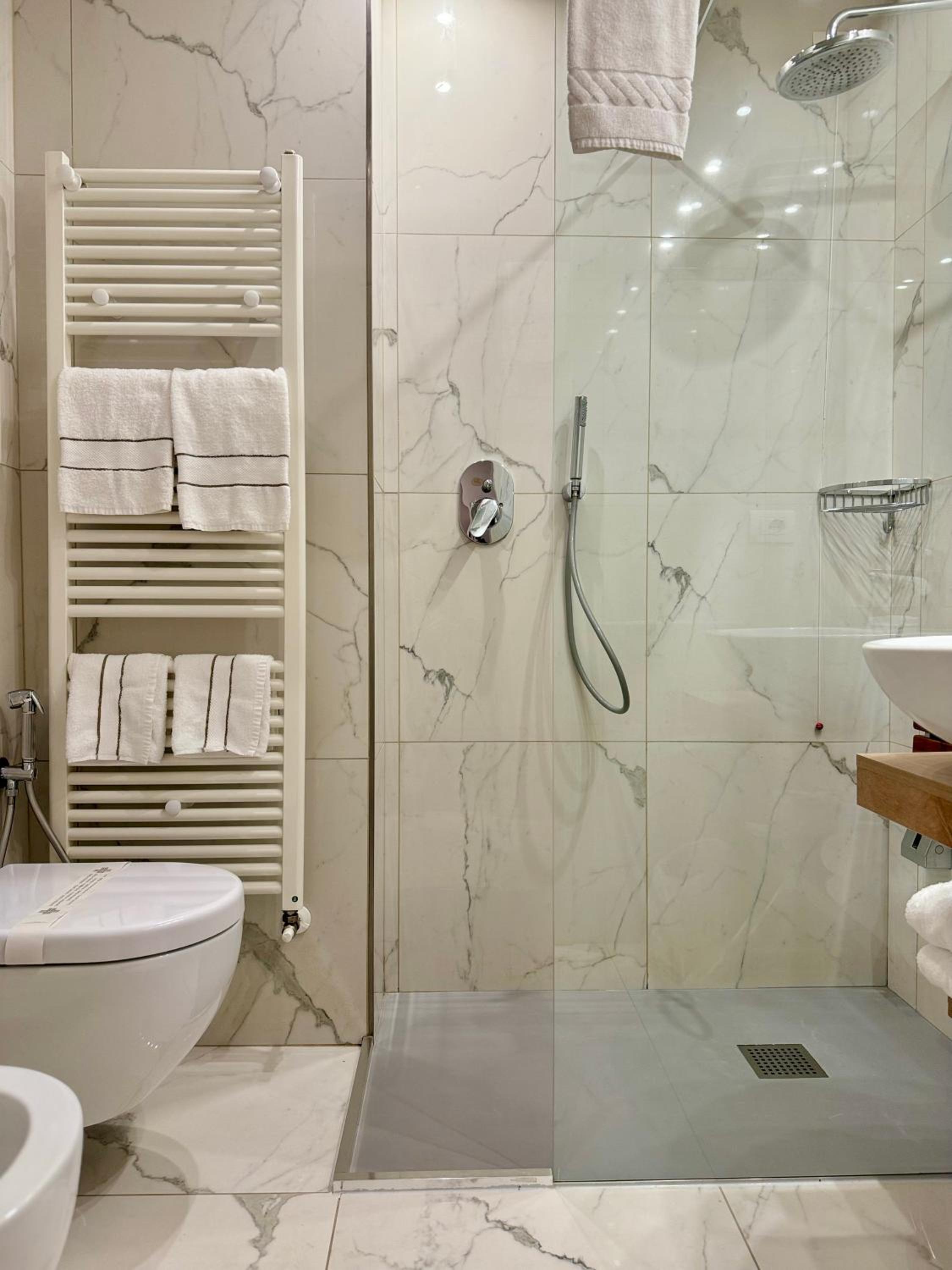 Superior Double Room with Lake View - Photo 16