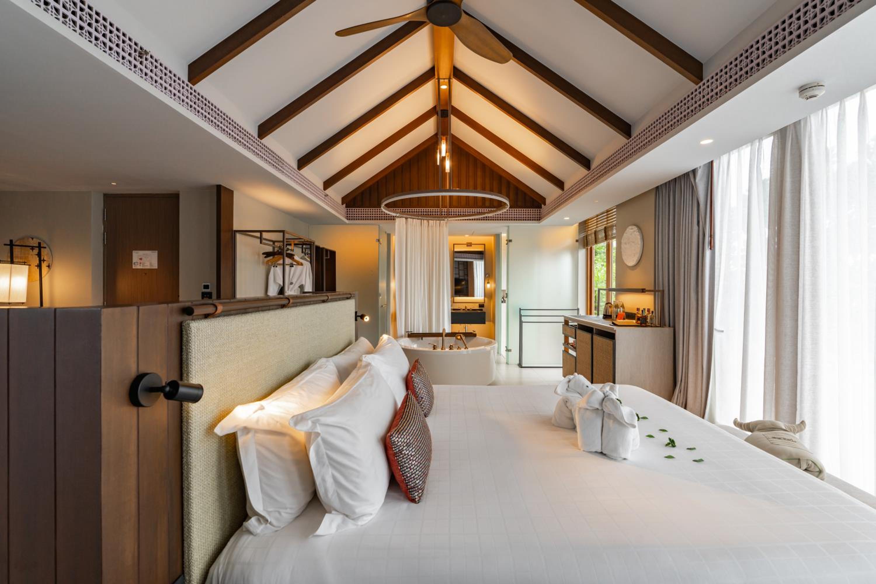 Luxury King Villa with a Pool - Photo 5