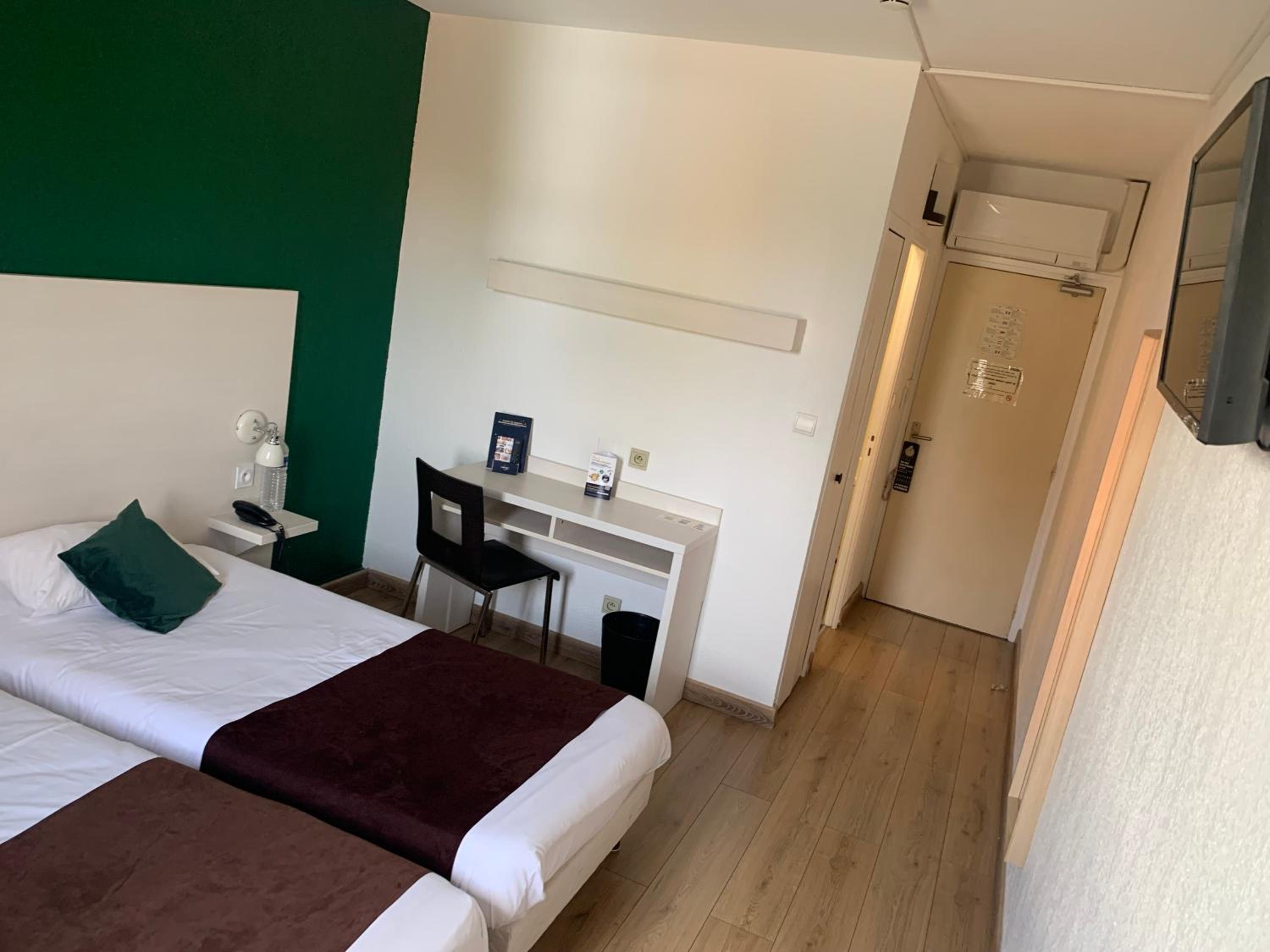 Twin Room - Photo 3