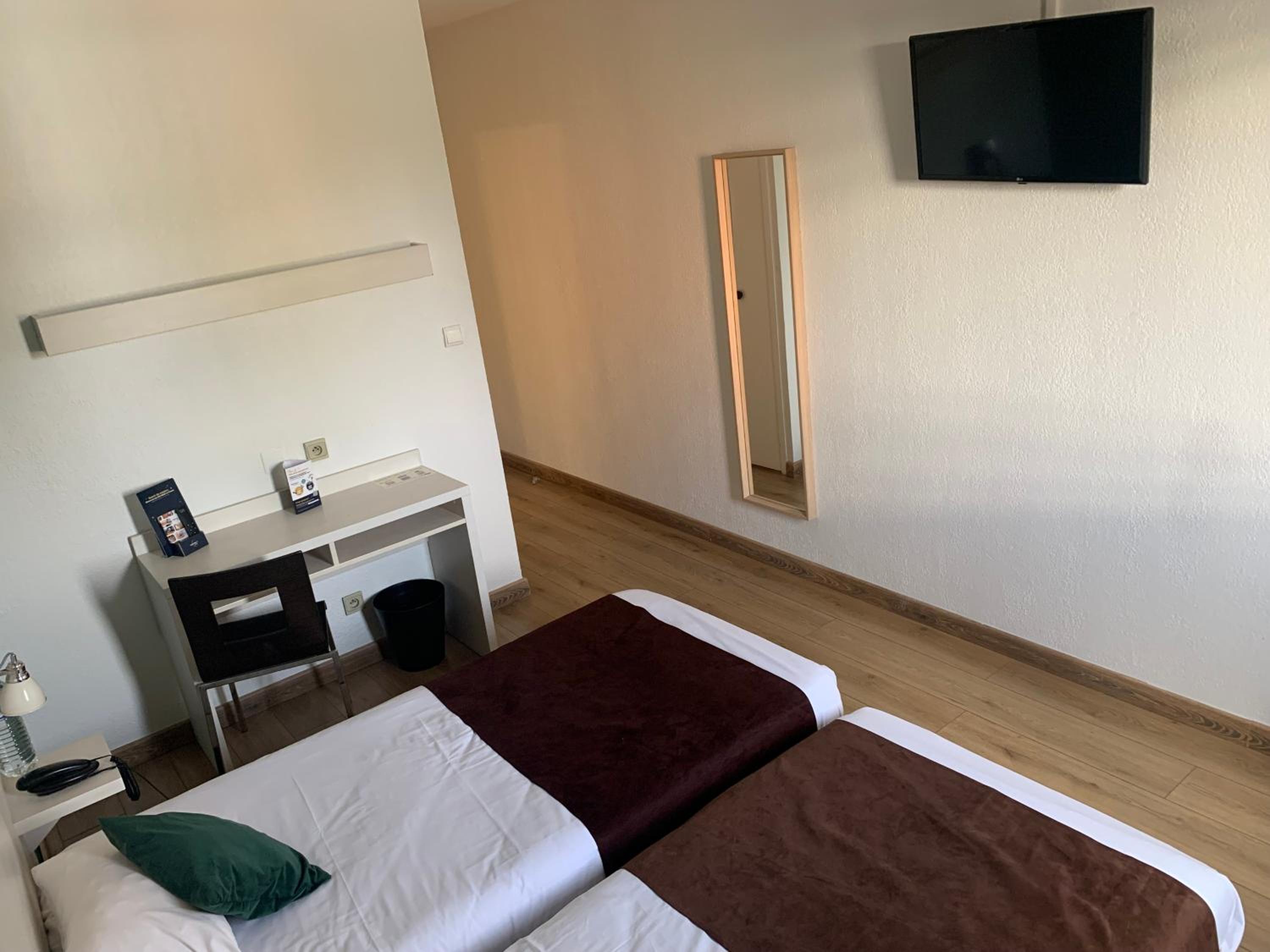 Twin Room - Photo 2