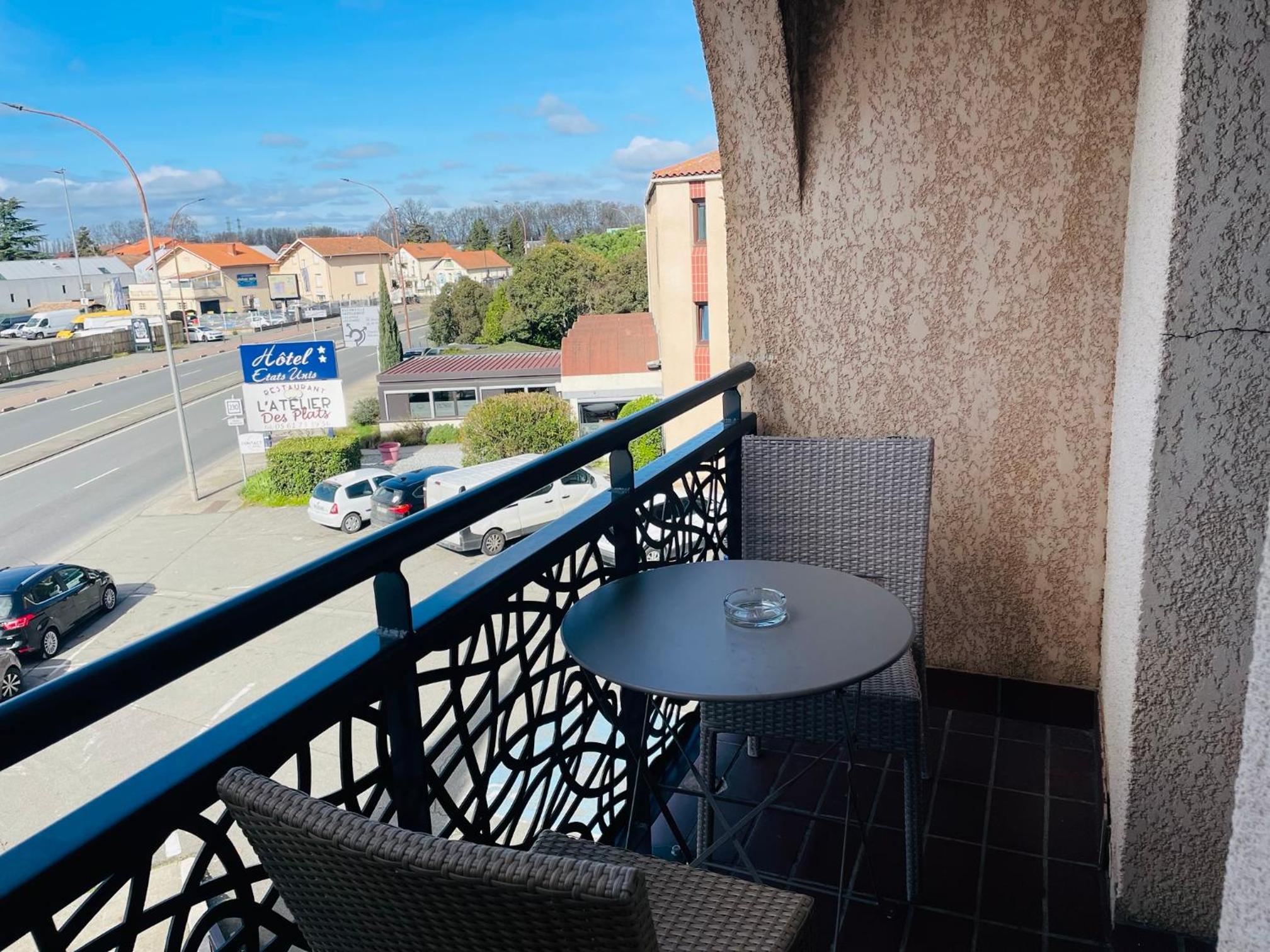 Double Room with Balcony - Photo 3