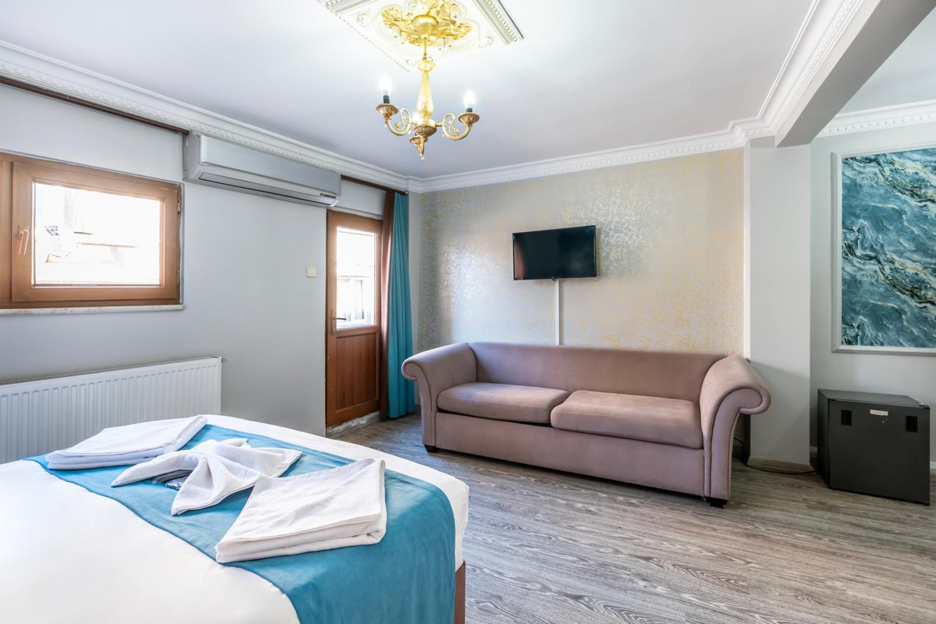 Family Suite With Balcony photo 2