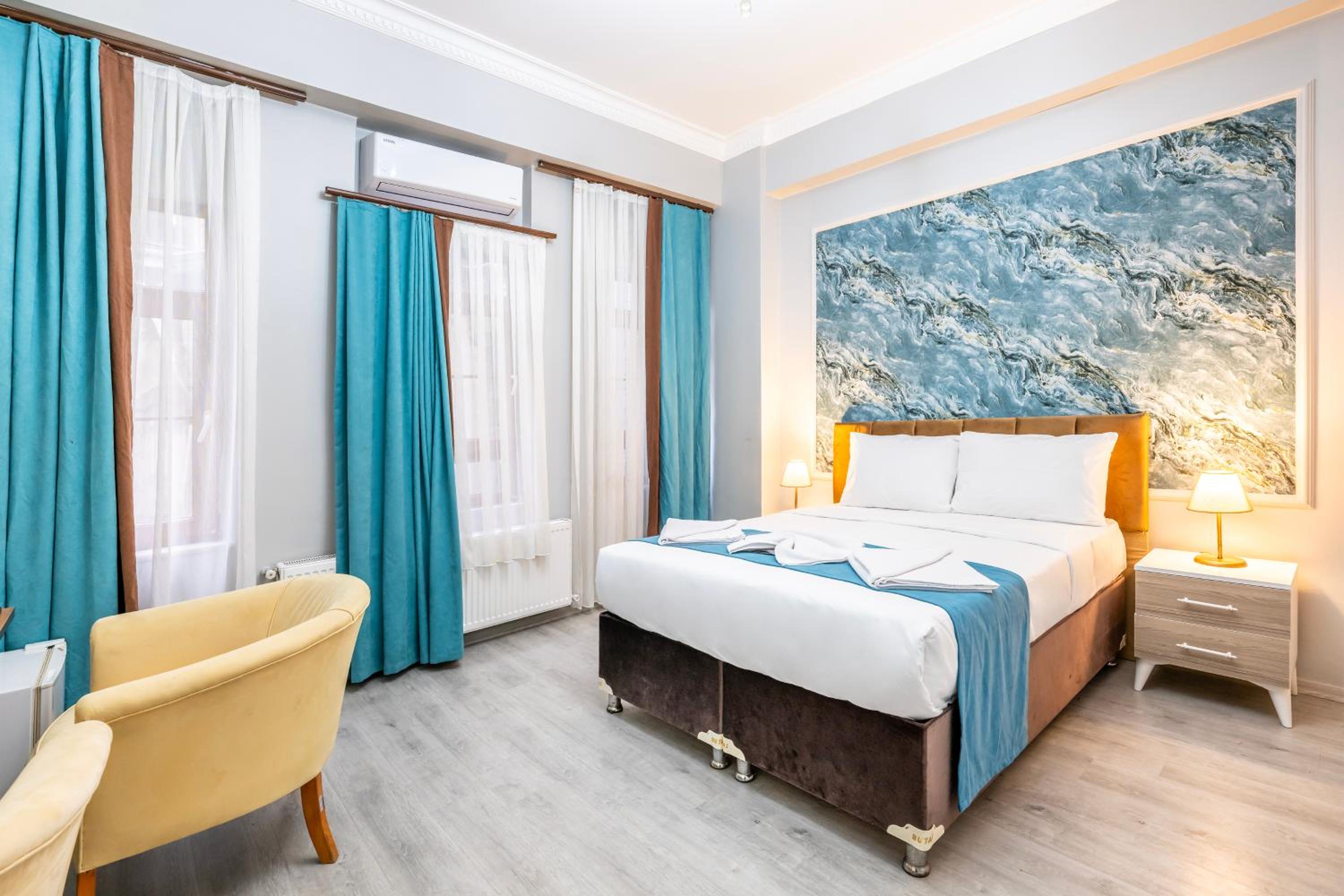 Standard King Room photo 3