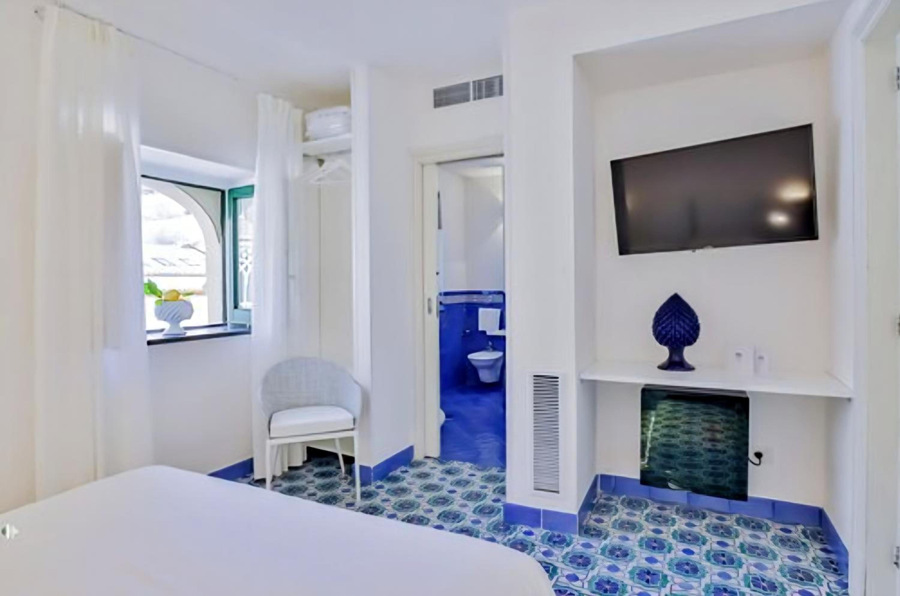 Double Room with Cathedral View - Photo 4