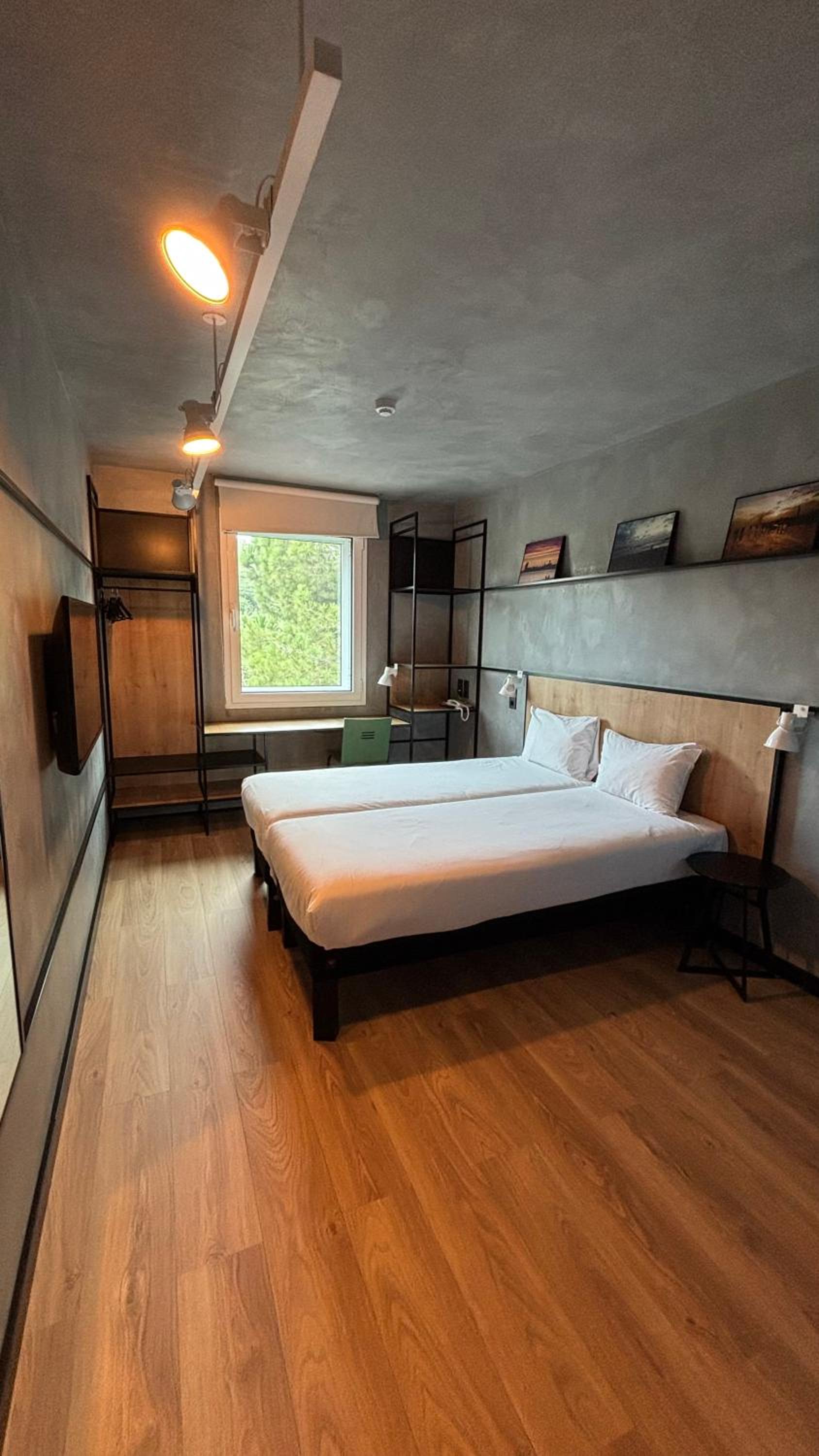 Standard Twin Room - Photo 7