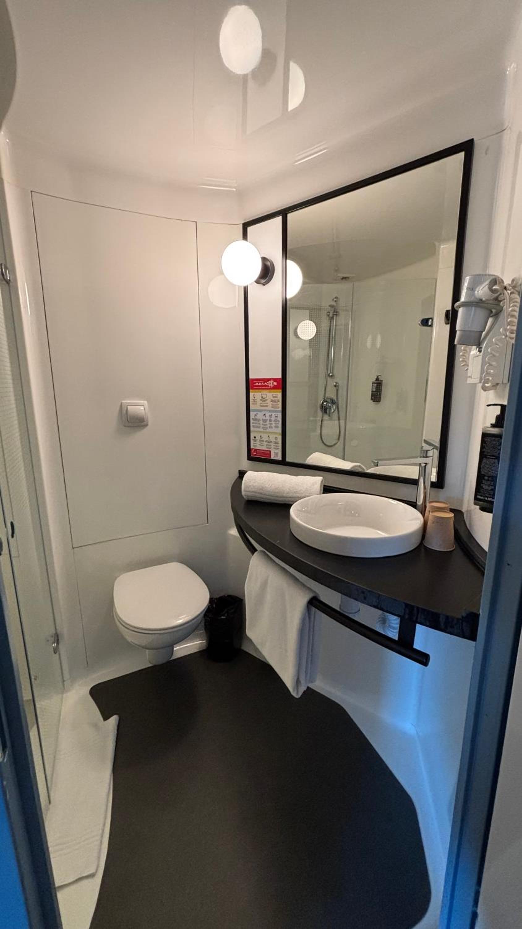 Standard Double Room - Photo 9