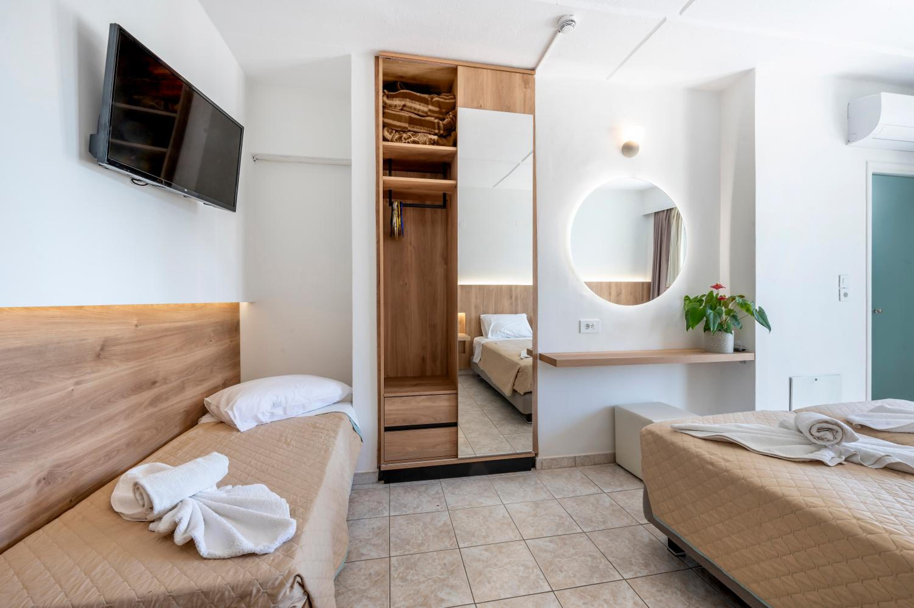 Renovated Double room with extra bed photo 2