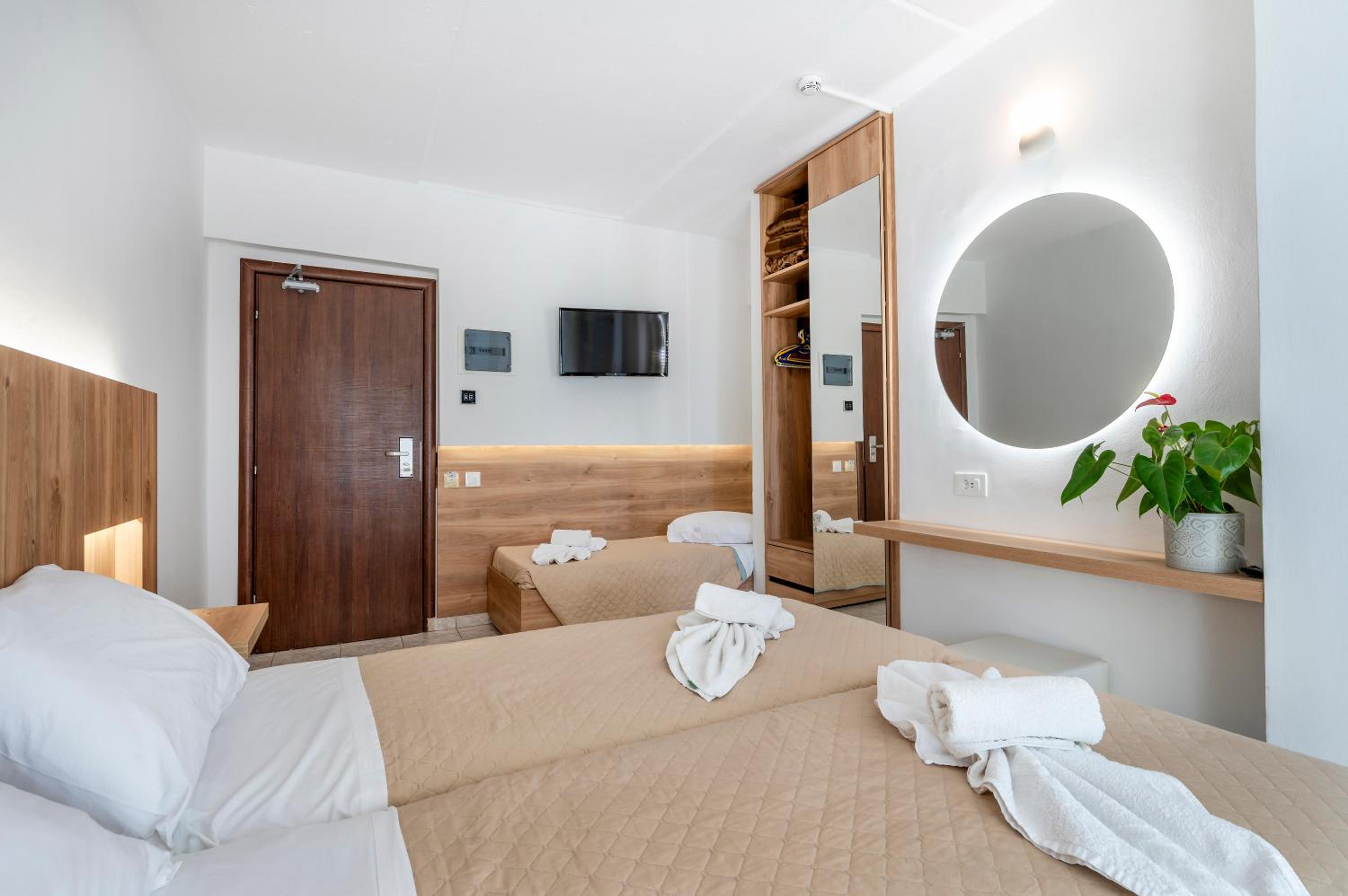 Renovated Double room with extra bed photo 3