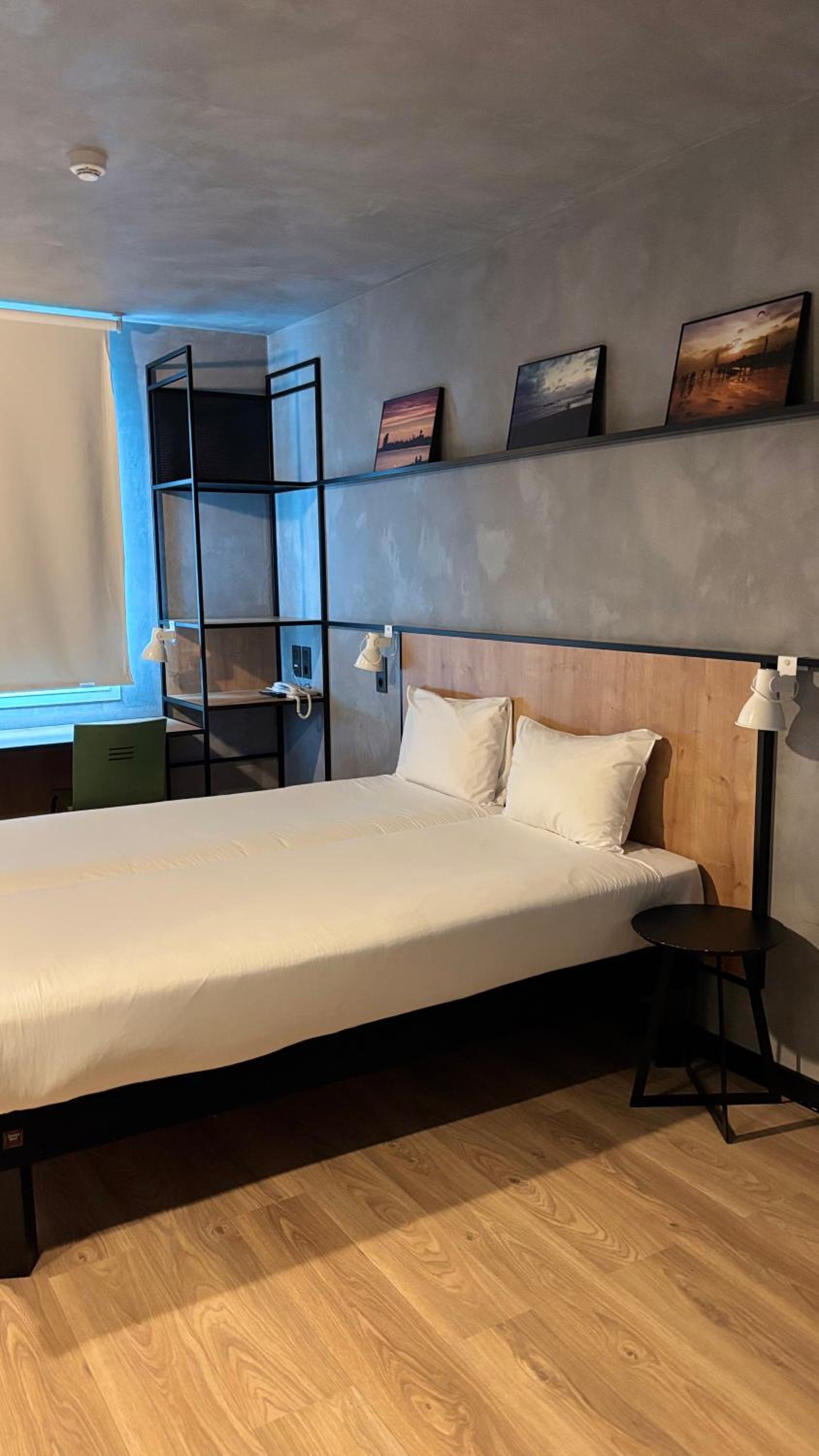 Standard Twin Room - Photo 3