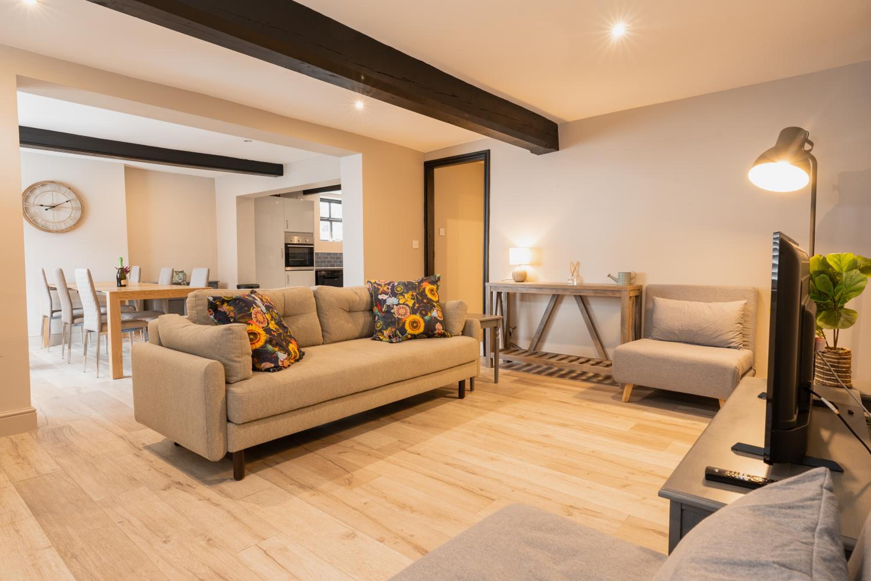 Seven-Bedroom House photo 3