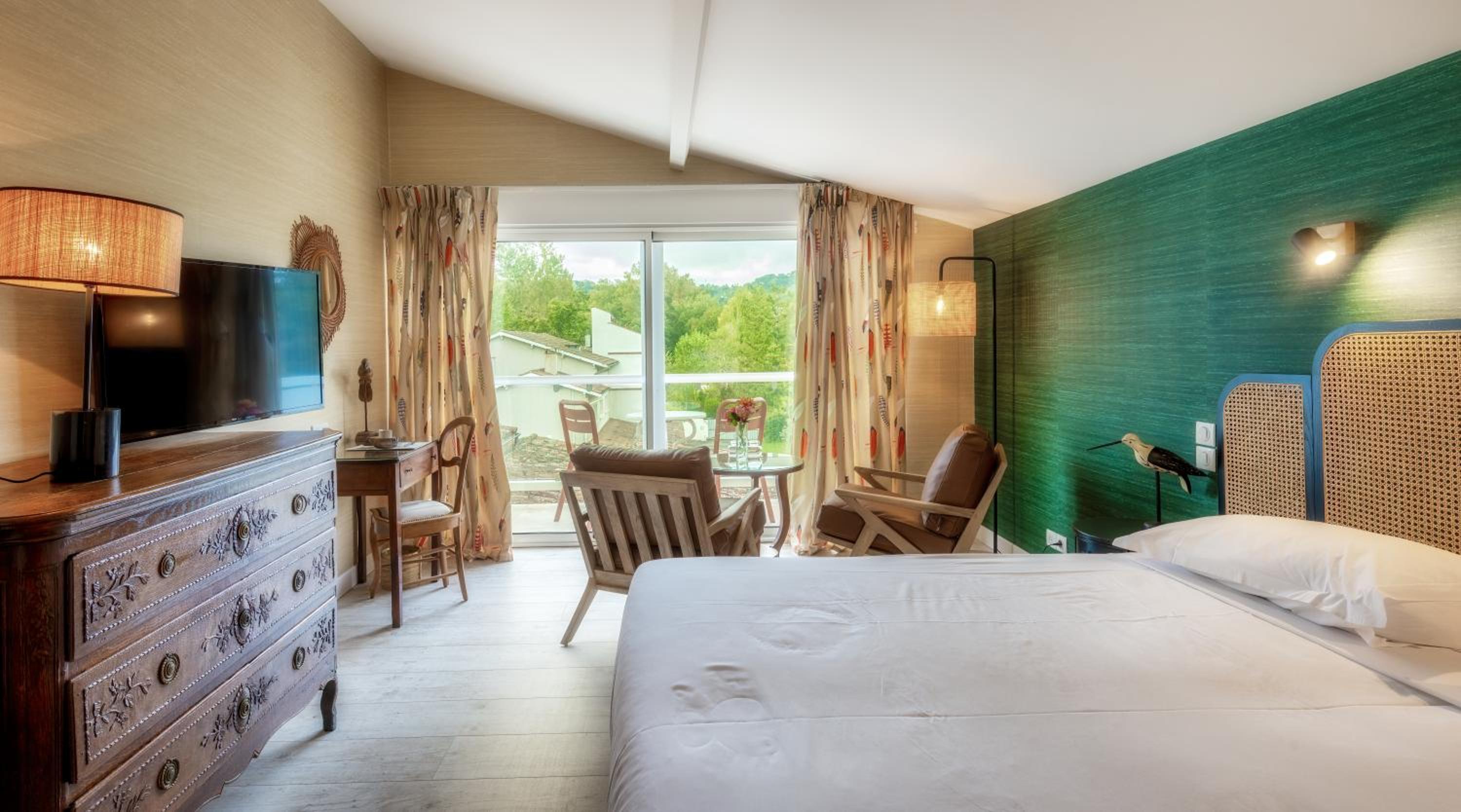 Deluxe Double Room with Balcony Garden View photo 2